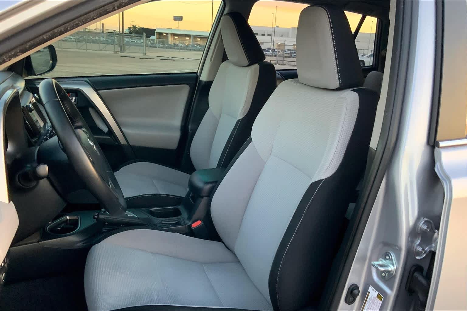 2018 Toyota RAV4 photo 9 of 35