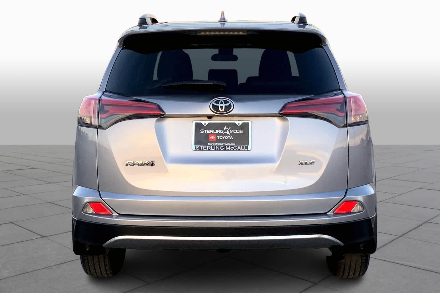 2018 Toyota RAV4 photo 6 of 35