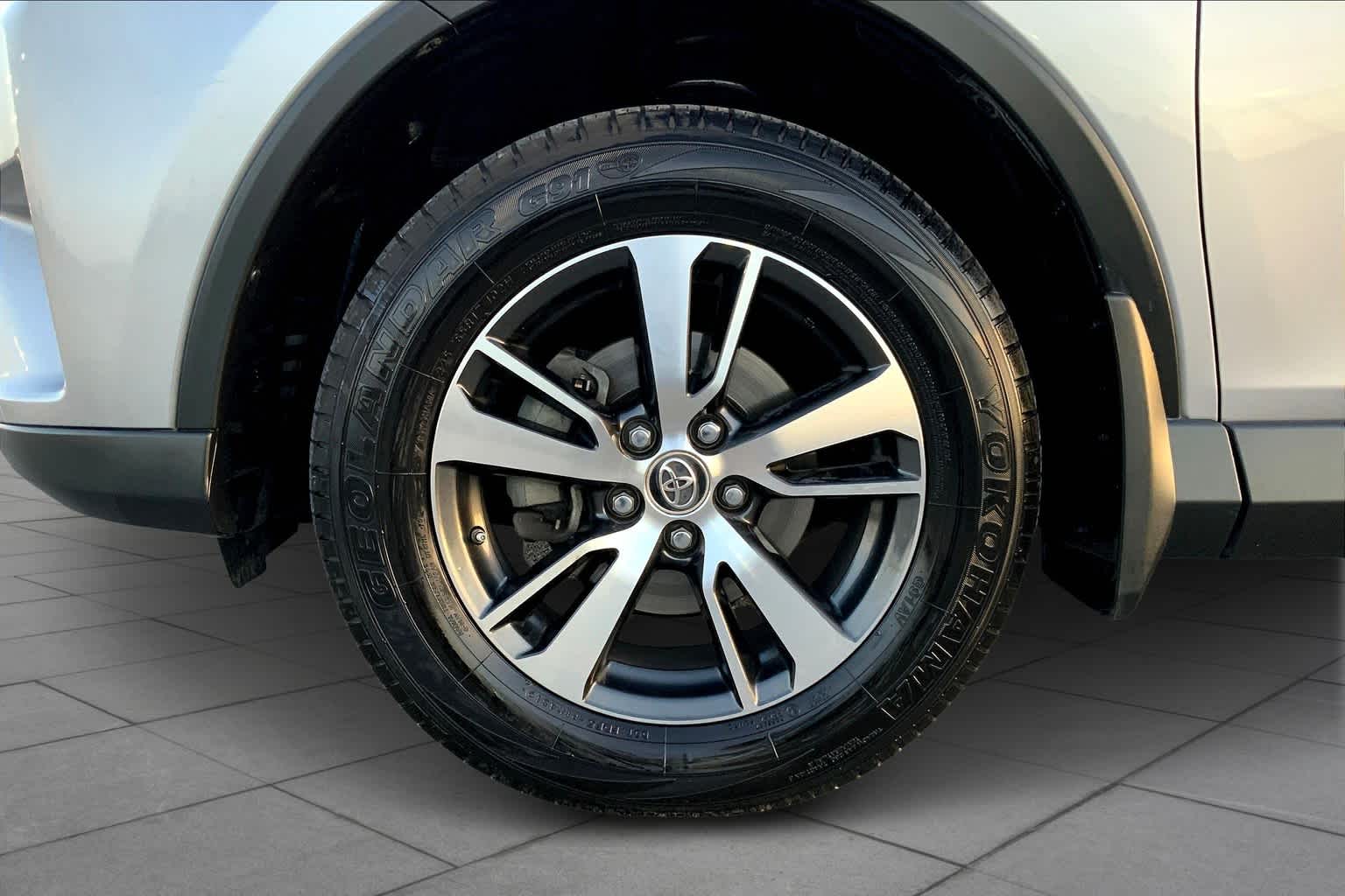 2018 Toyota RAV4 photo 11 of 35