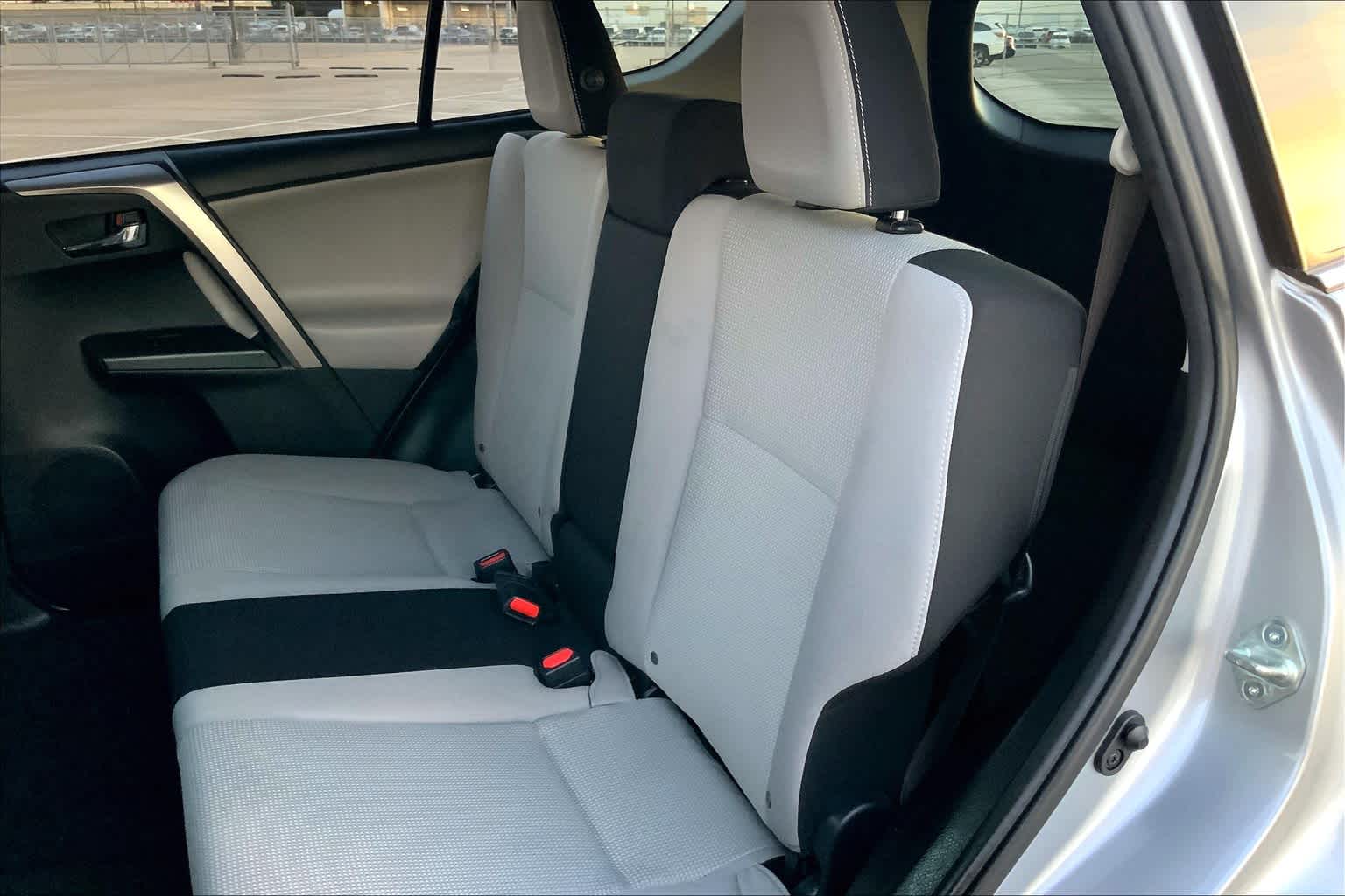 2018 Toyota RAV4 photo 20 of 35