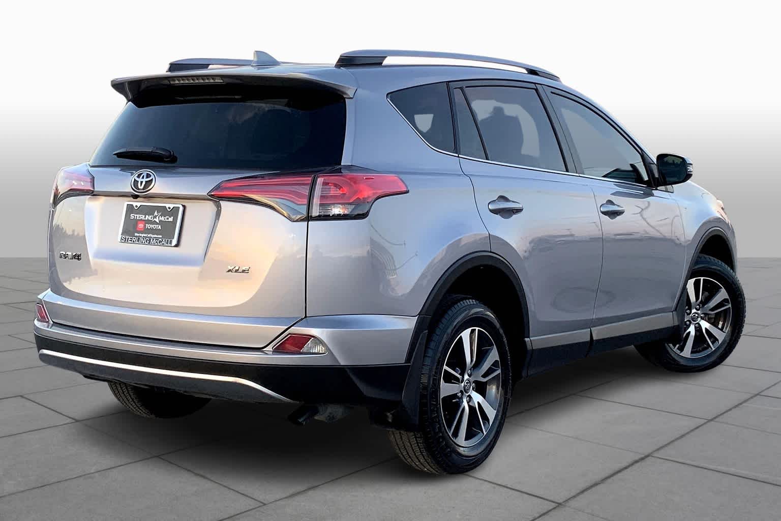 2018 Toyota RAV4 photo 13 of 35