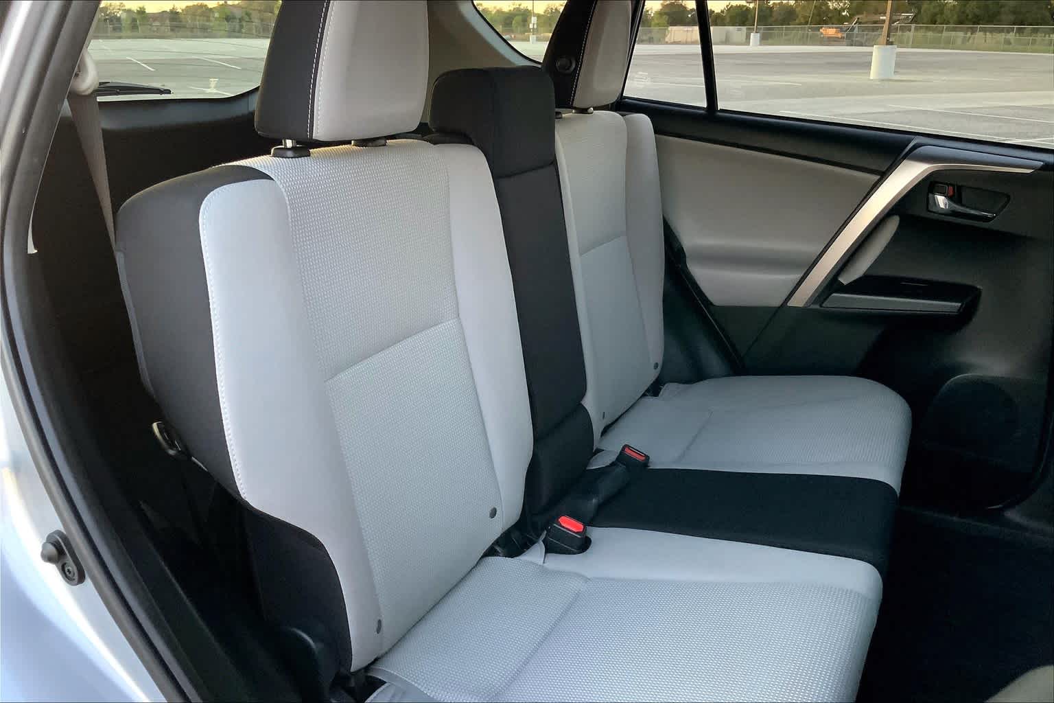 2018 Toyota RAV4 photo 19 of 35