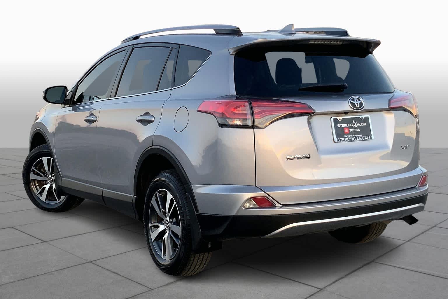 2018 Toyota RAV4 photo 12 of 35