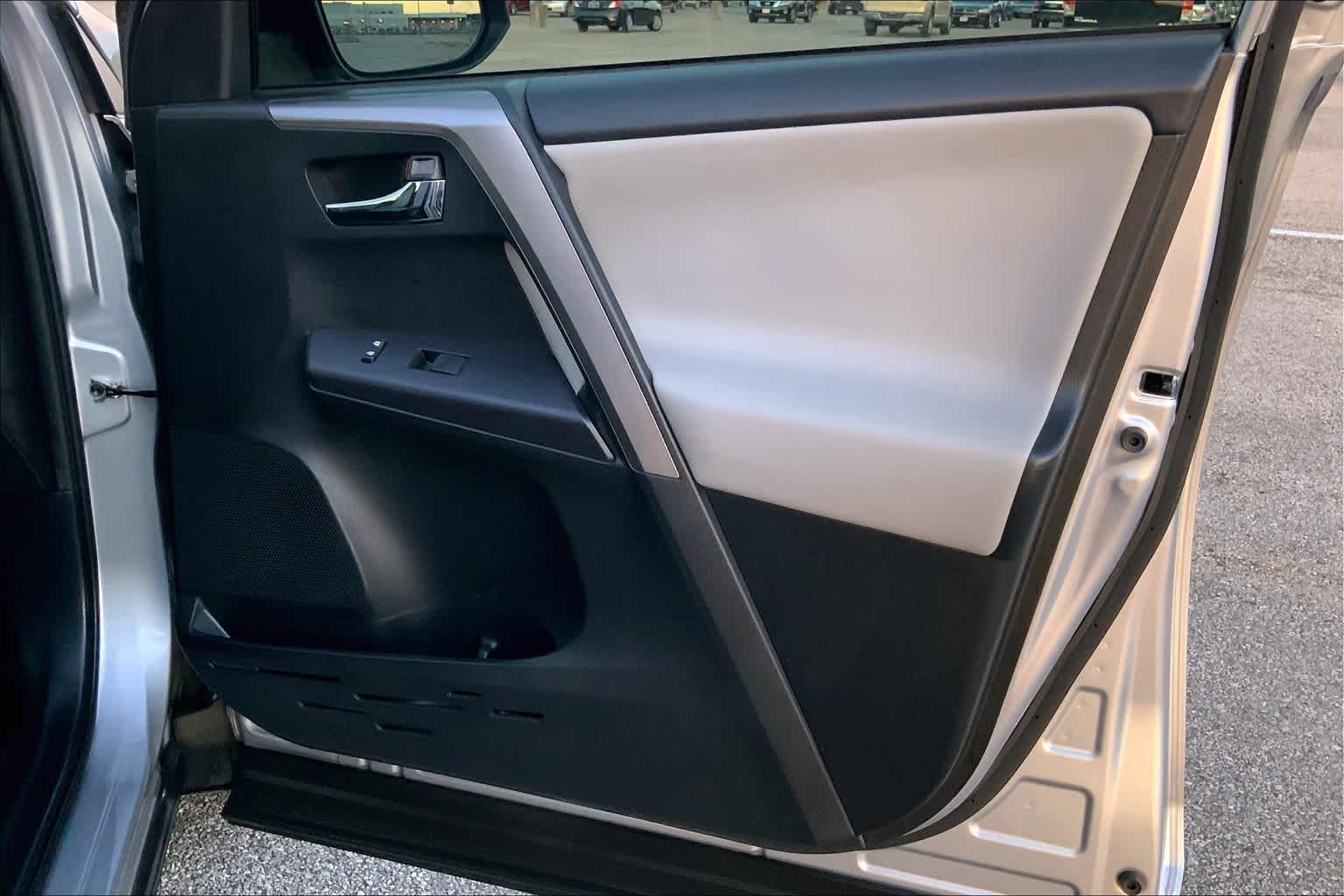 2018 Toyota RAV4 photo 22 of 35