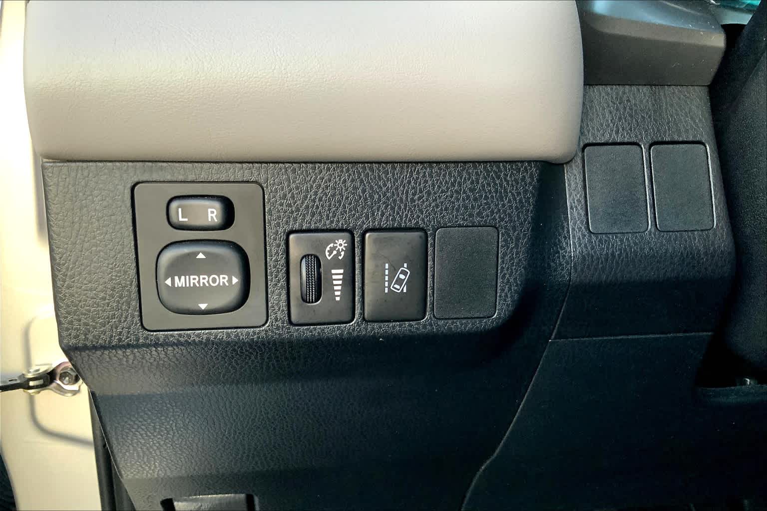 2018 Toyota RAV4 photo 33 of 35