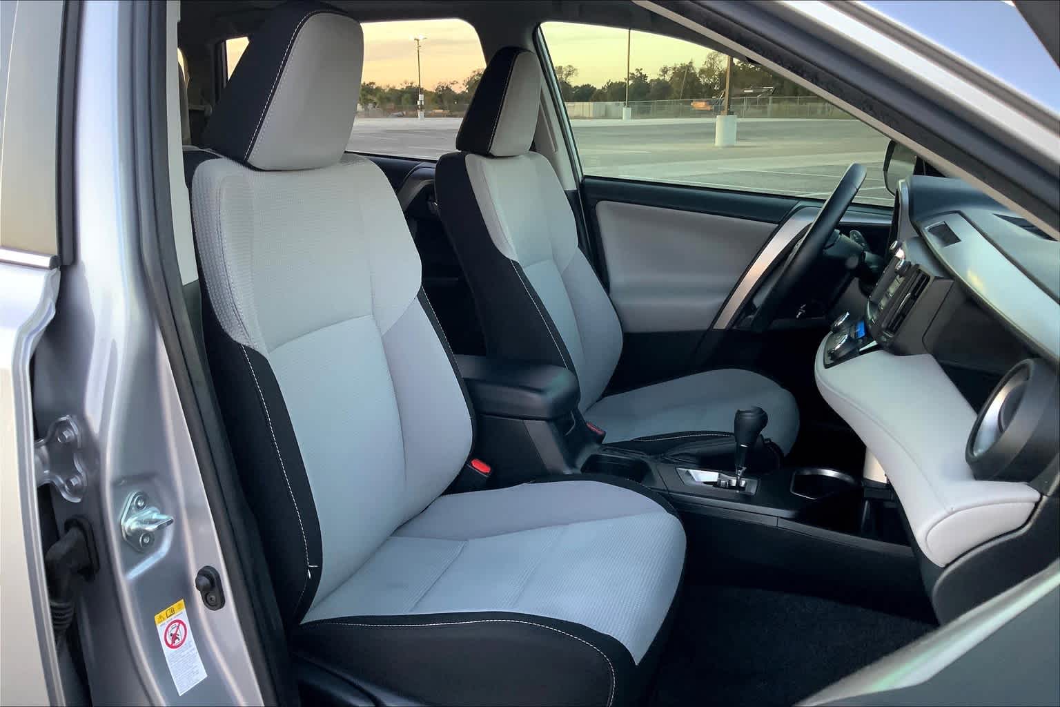 2018 Toyota RAV4 photo 10 of 35
