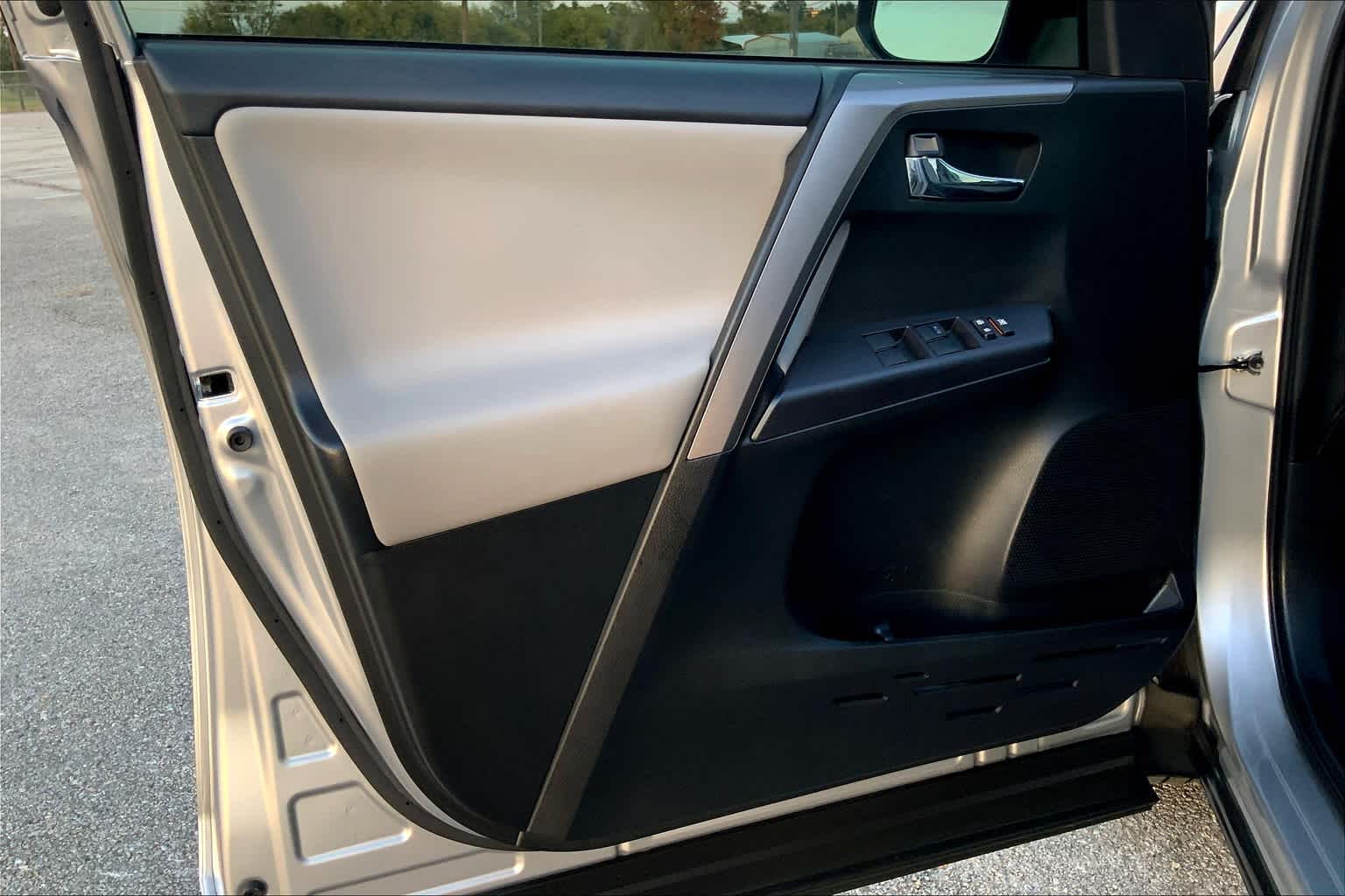 2018 Toyota RAV4 photo 21 of 35