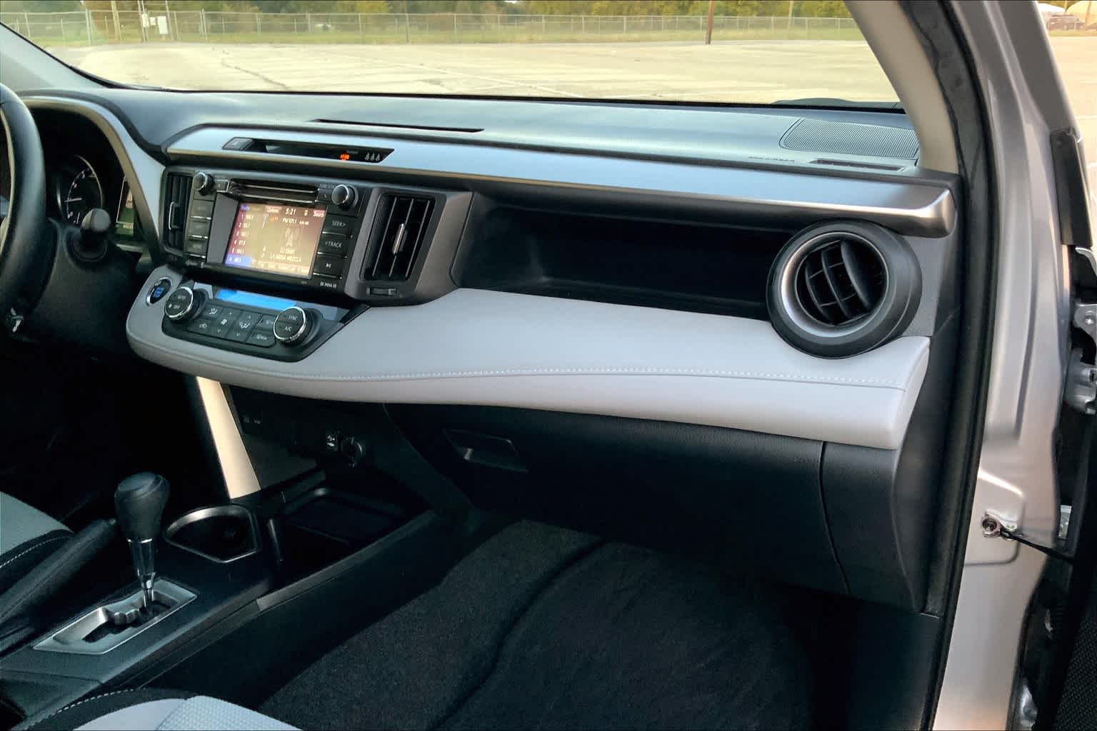 2018 Toyota RAV4 photo 18 of 35