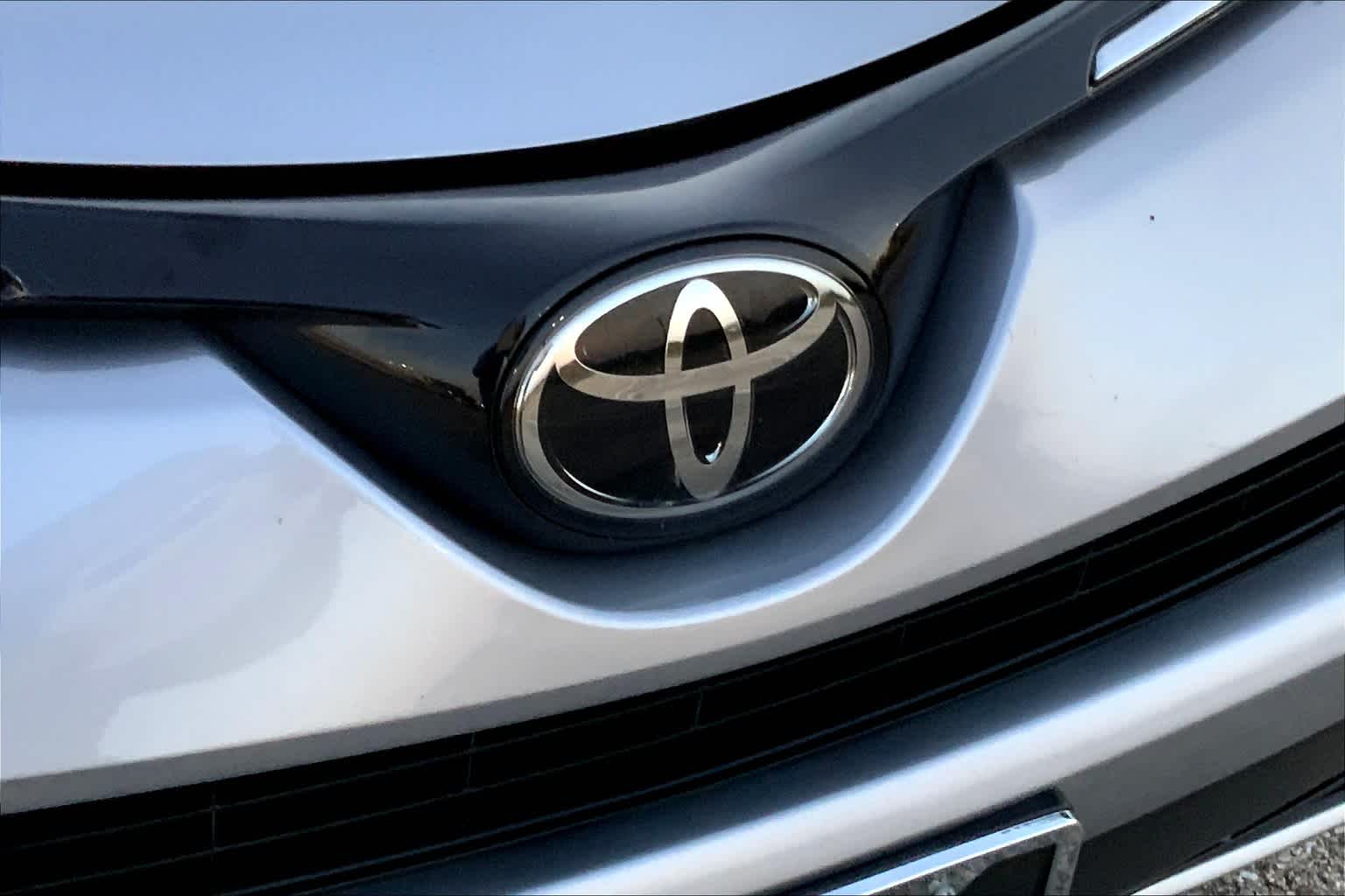 2018 Toyota RAV4 photo 28 of 35
