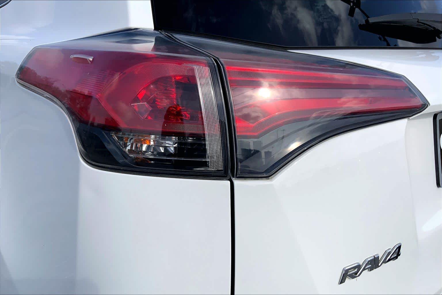 2018 Toyota RAV4 XLE Super White at Group 1 Toyota Southwest
