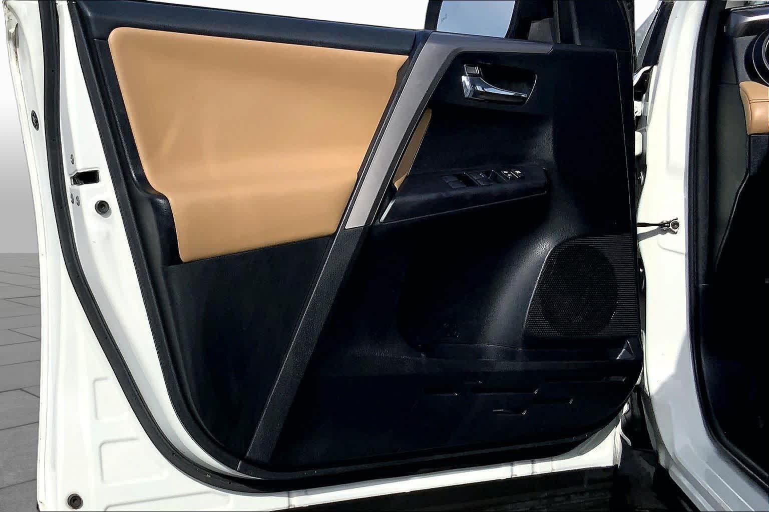 2018 Toyota RAV4 XLE Super White at Group 1 Toyota Southwest