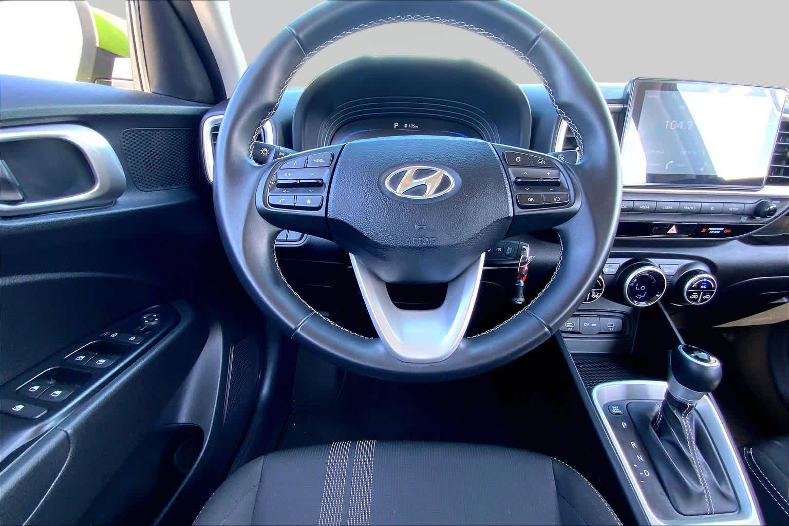 2023 Hyundai Venue photo 6 of 36