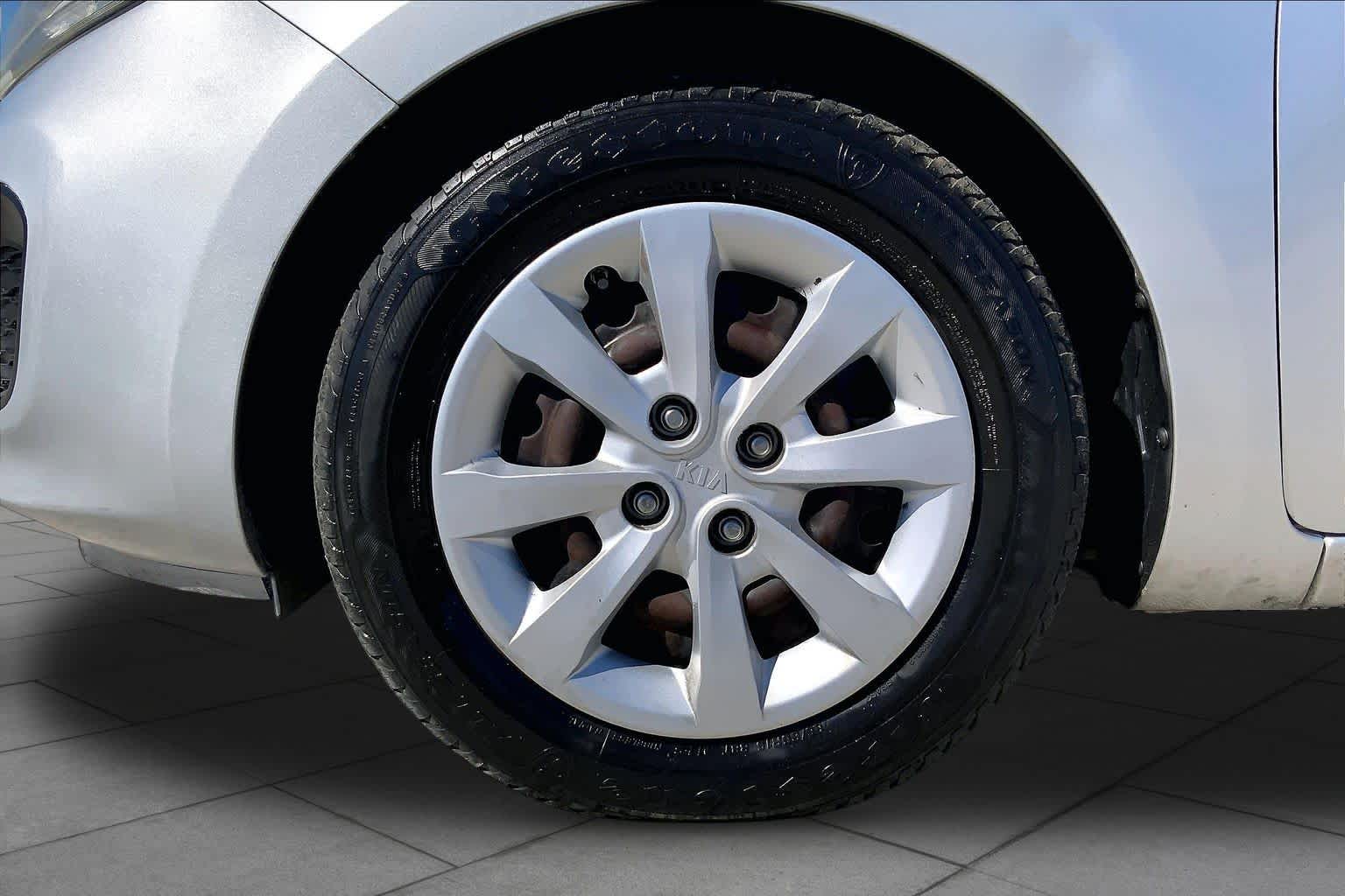 2012 Kia Rio photo 11 of 35