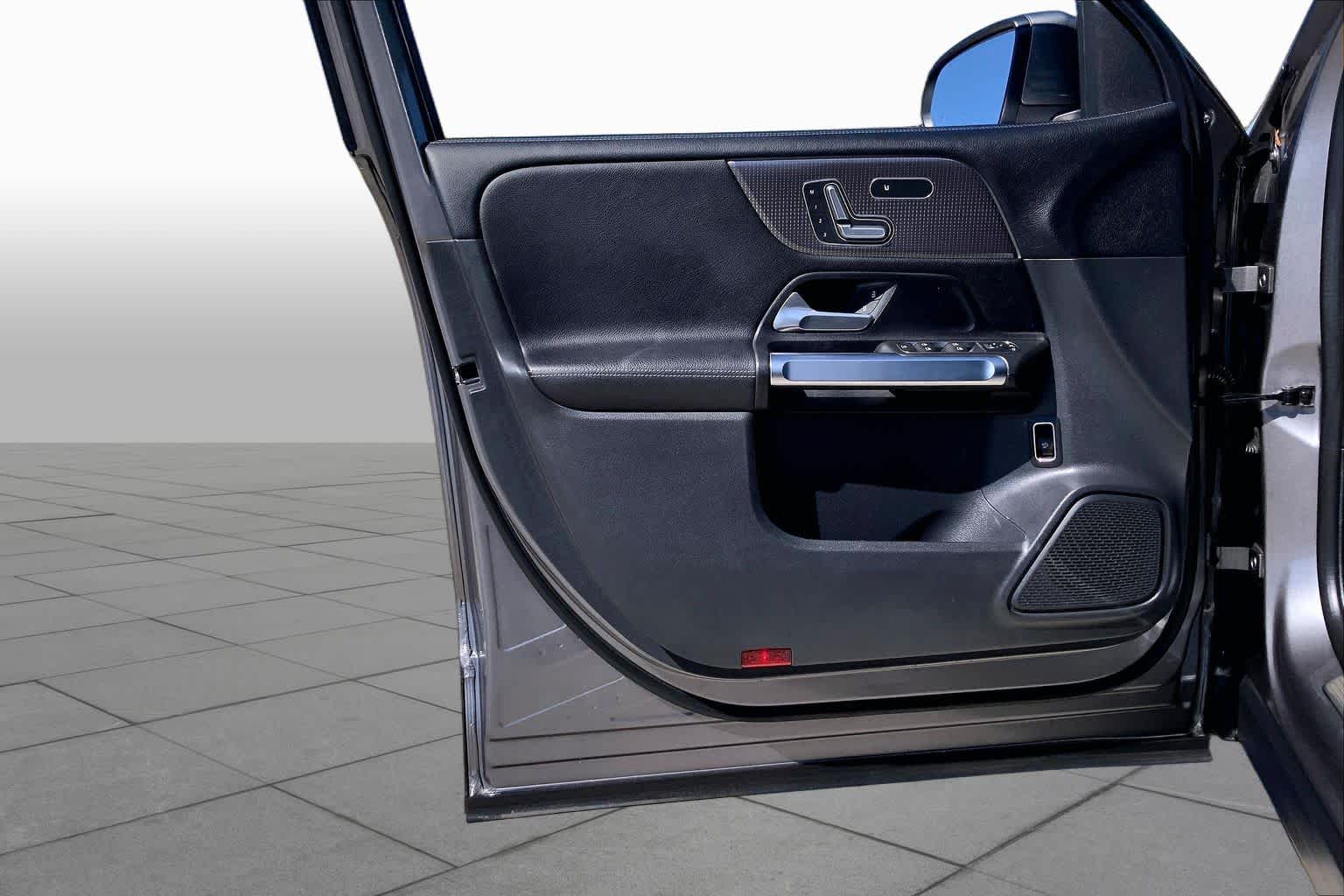 2023 Mercedes-Benz GLB 250 photo 21 of 36