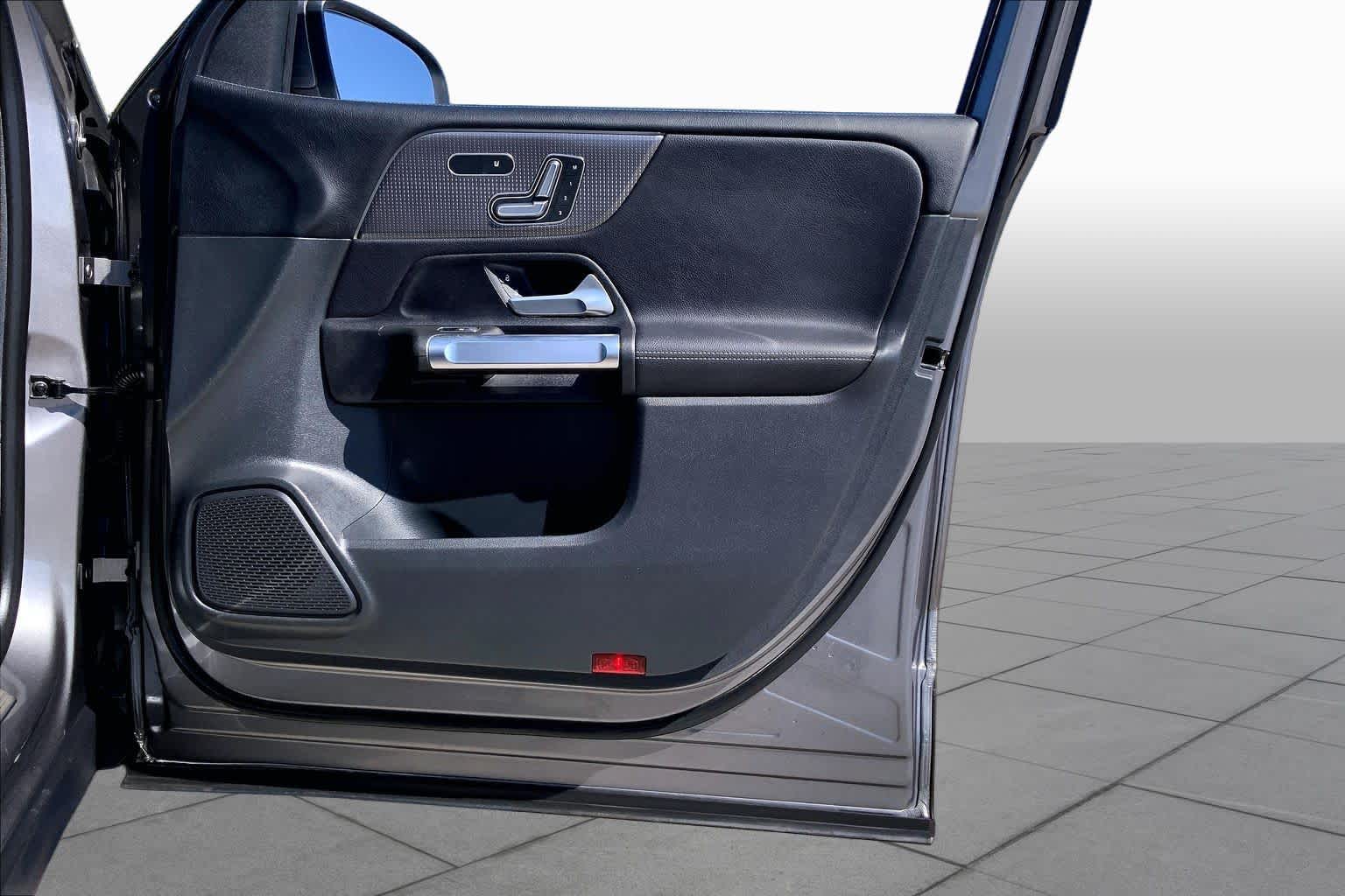 2023 Mercedes-Benz GLB 250 photo 22 of 36