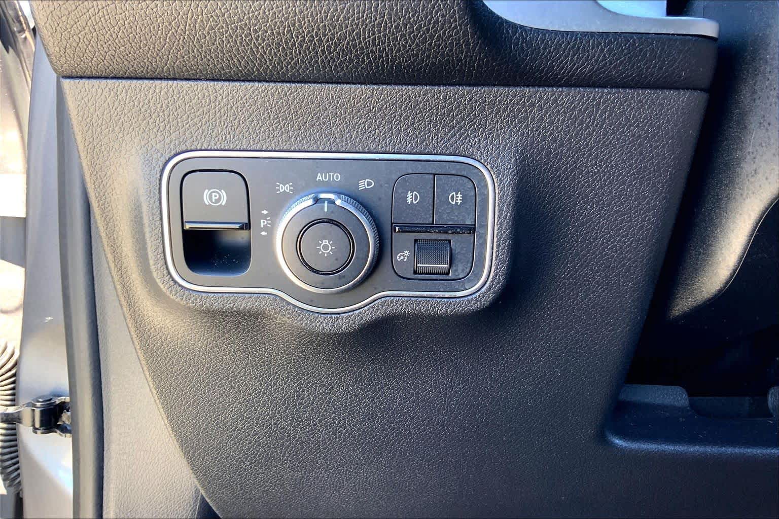 2023 Mercedes-Benz GLB 250 photo 33 of 36