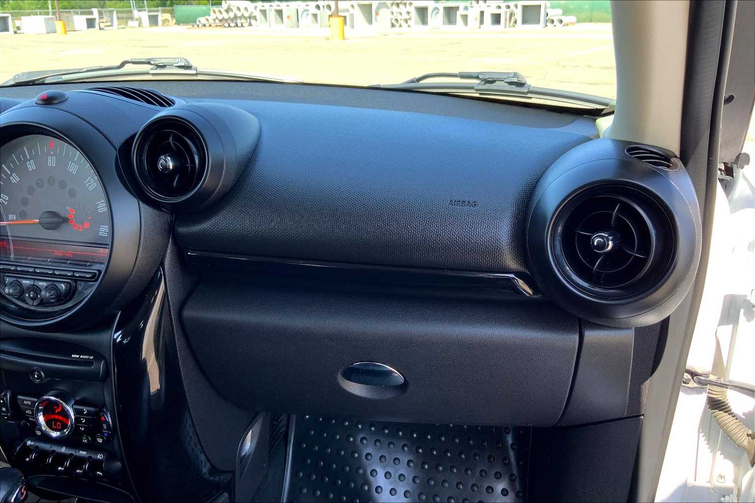 2016 MINI Countryman photo 18 of 33