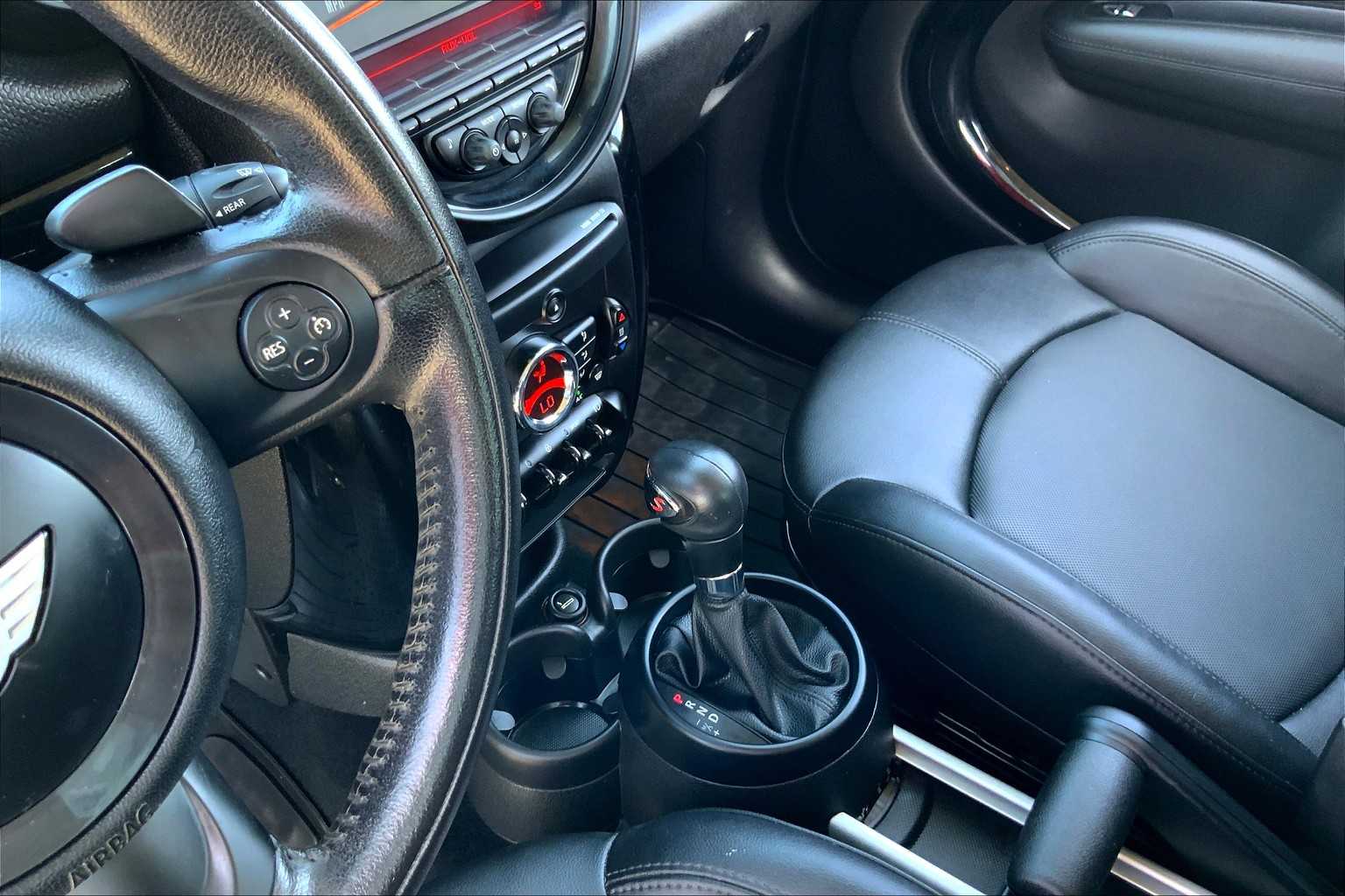 2016 MINI Countryman photo 16 of 33