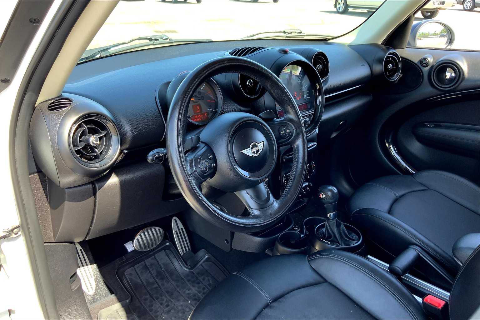 2016 MINI Countryman photo 17 of 33