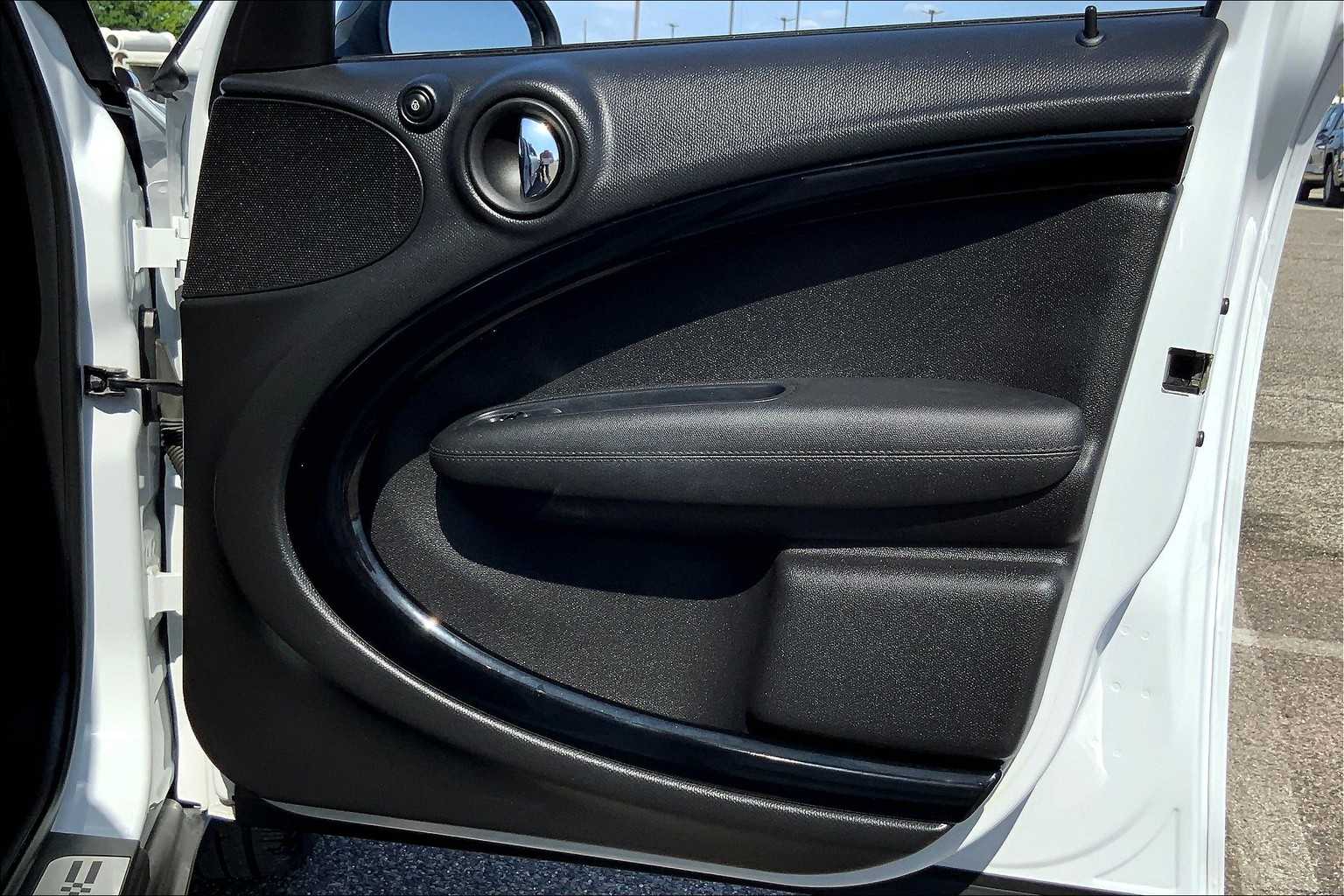 2016 MINI Countryman photo 22 of 33