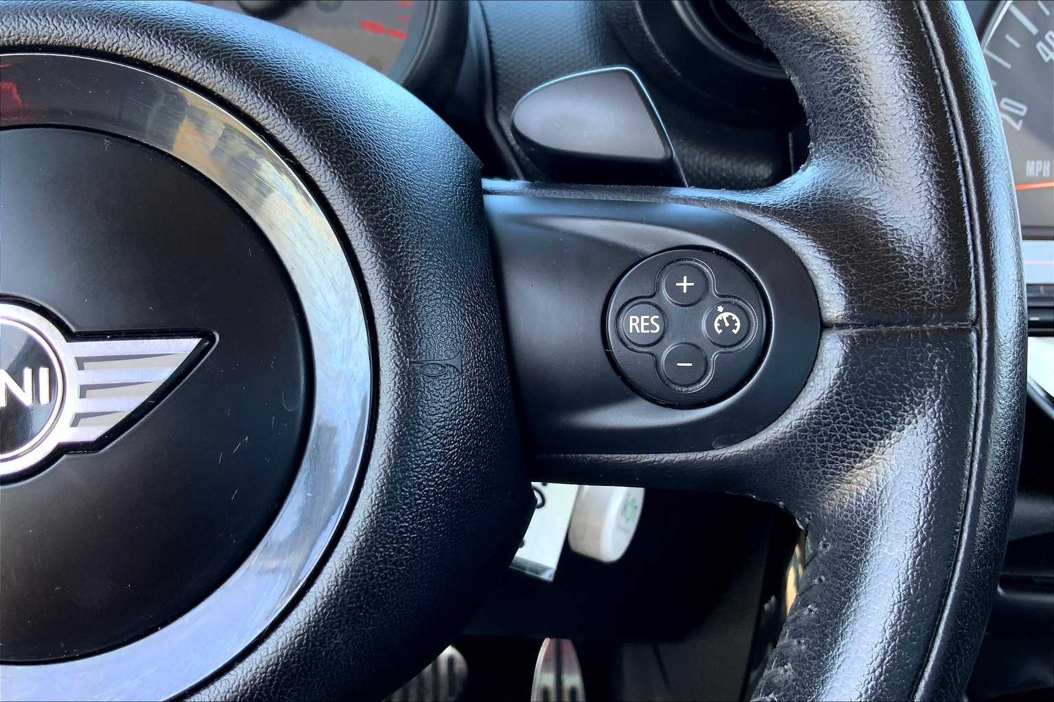2016 MINI Countryman photo 23 of 33
