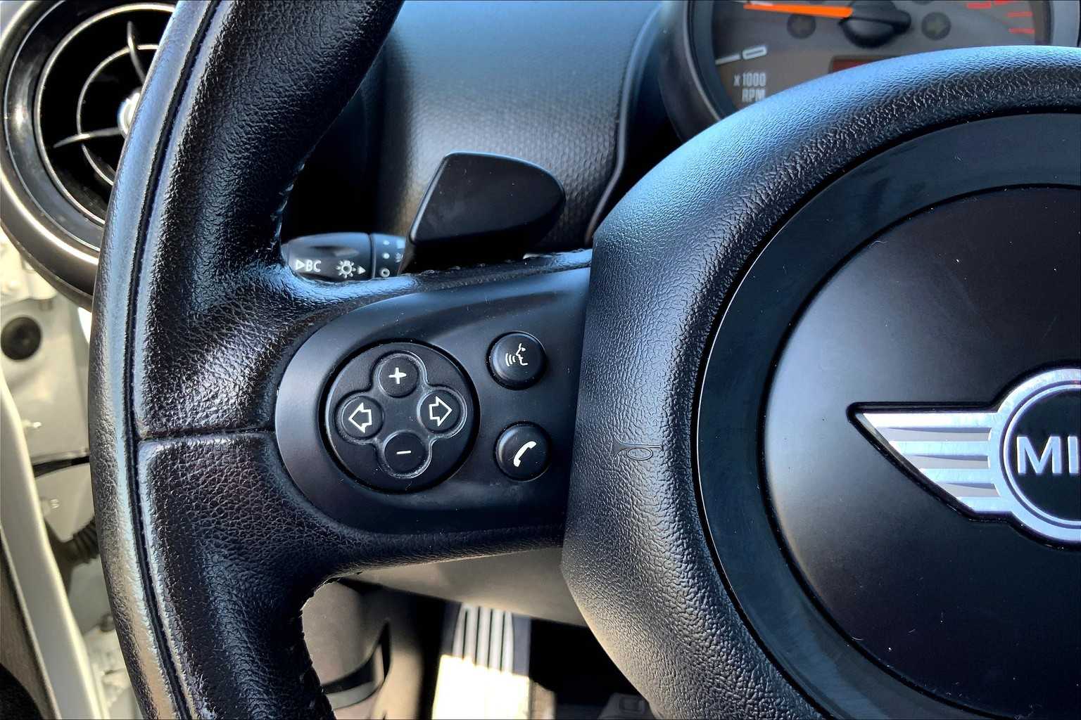 2016 MINI Countryman photo 24 of 33
