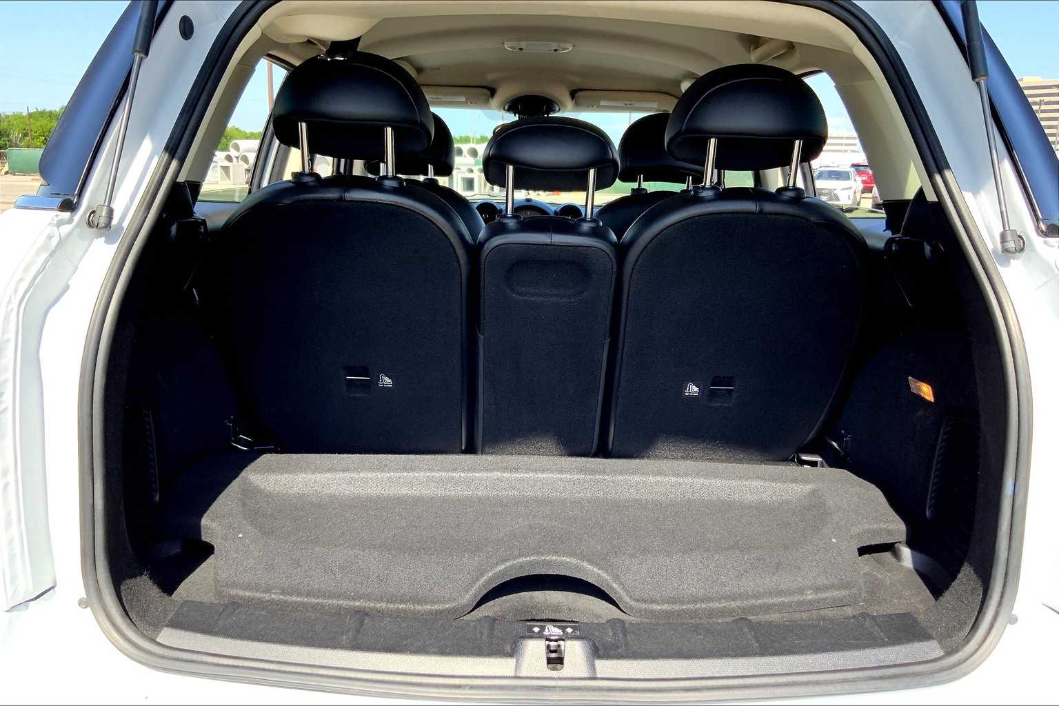 2016 MINI Countryman photo 31 of 33
