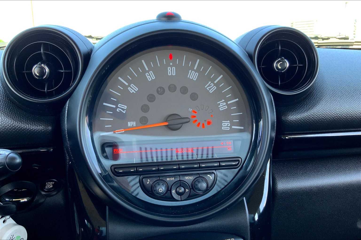 2016 MINI Countryman photo 32 of 33