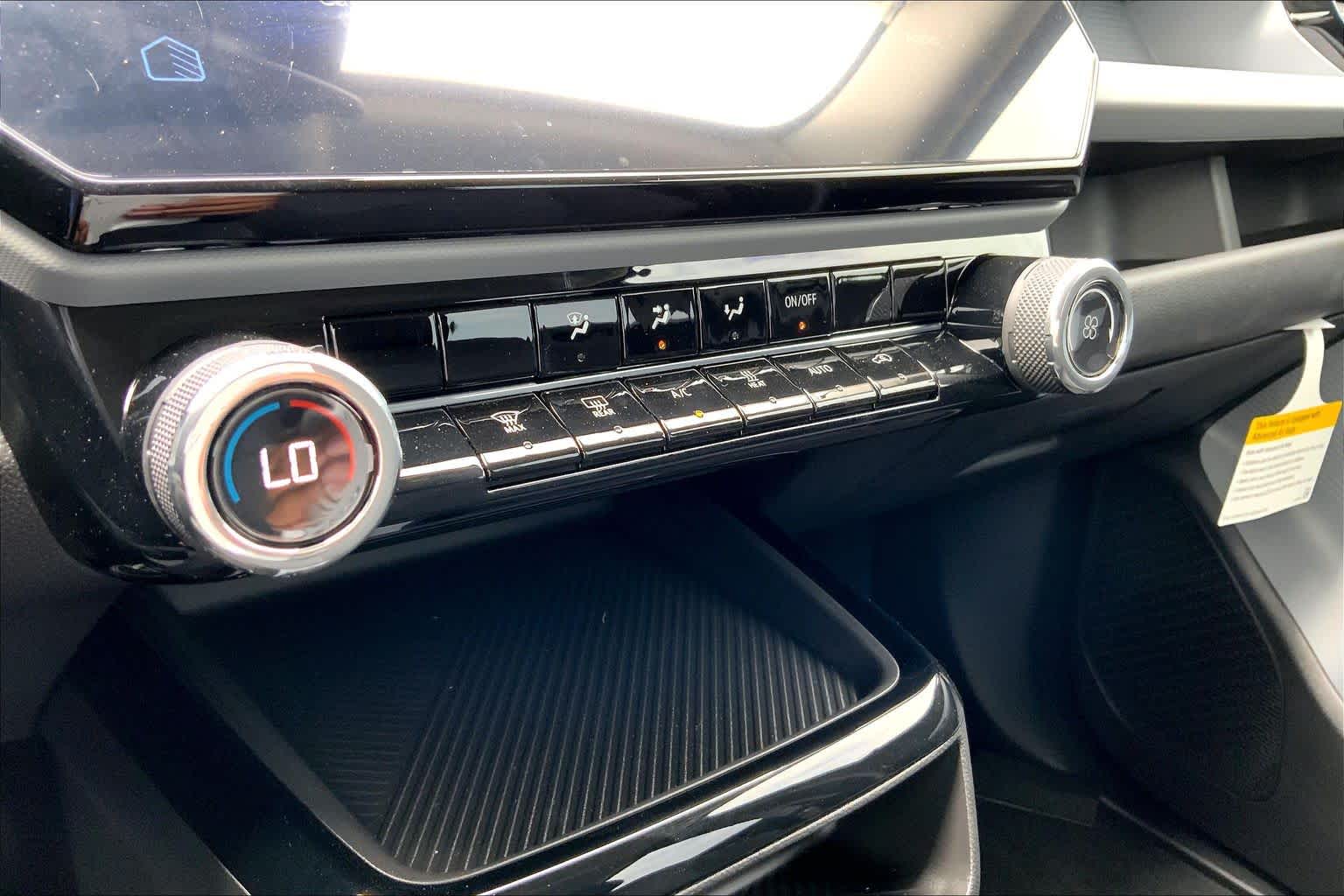 New 2027 Summit White Chevrolet LT image 19