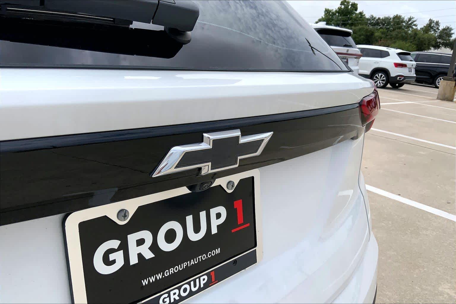 New 2027 Summit White Chevrolet LT image 15