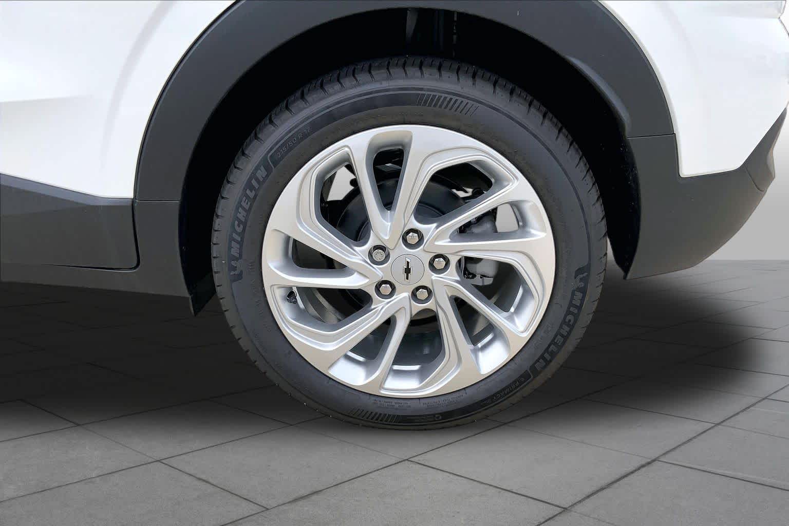 New 2027 Summit White Chevrolet LT image 12