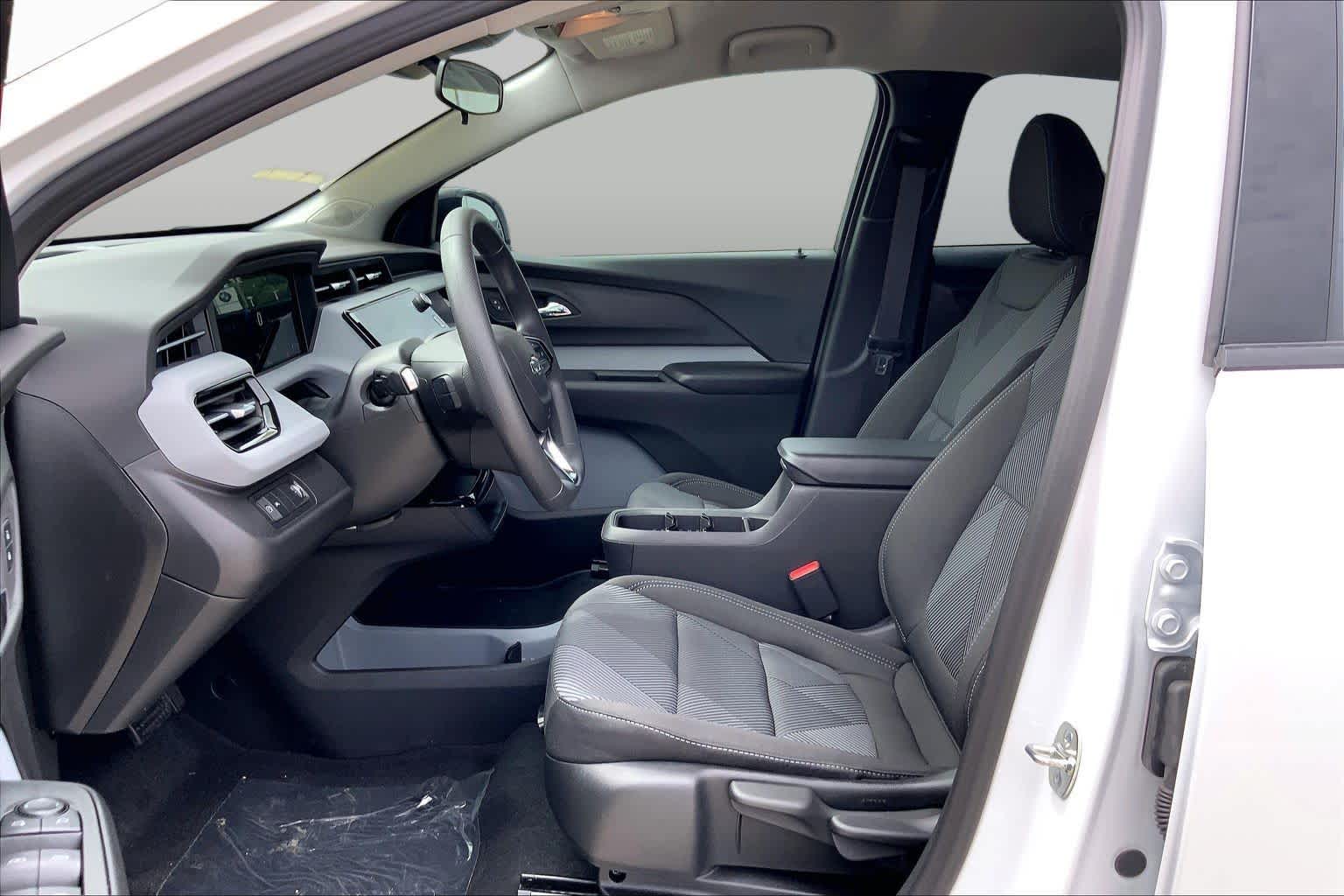 New 2027 Summit White Chevrolet LT image 10