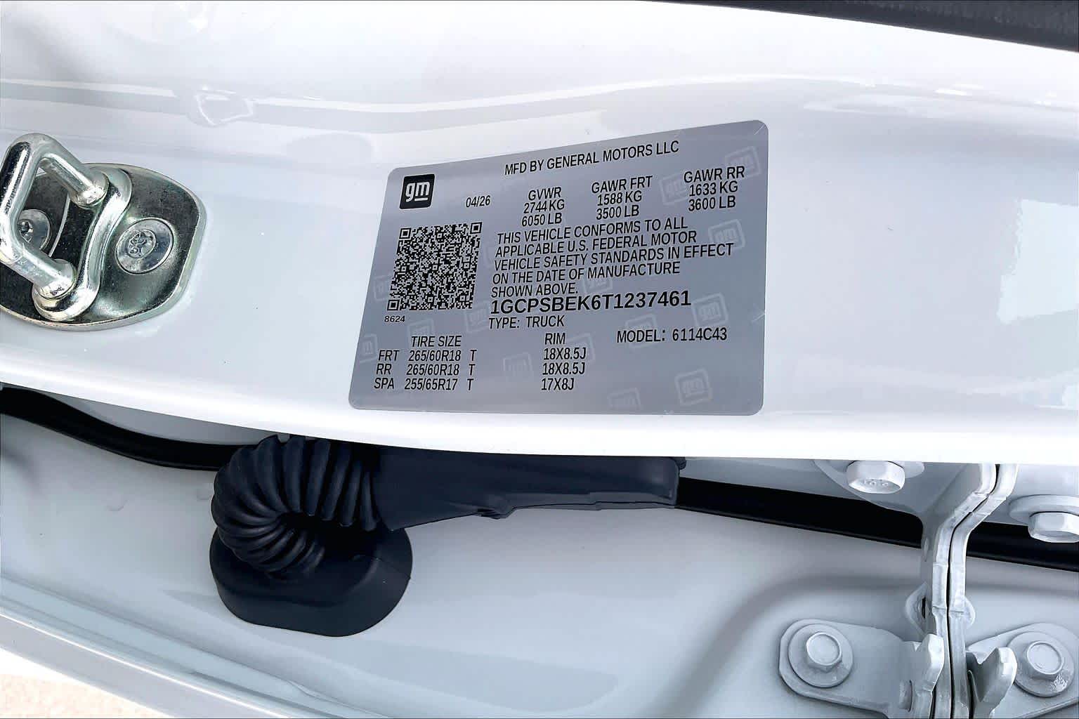 New 2026 Summit White Chevrolet WT image 21
