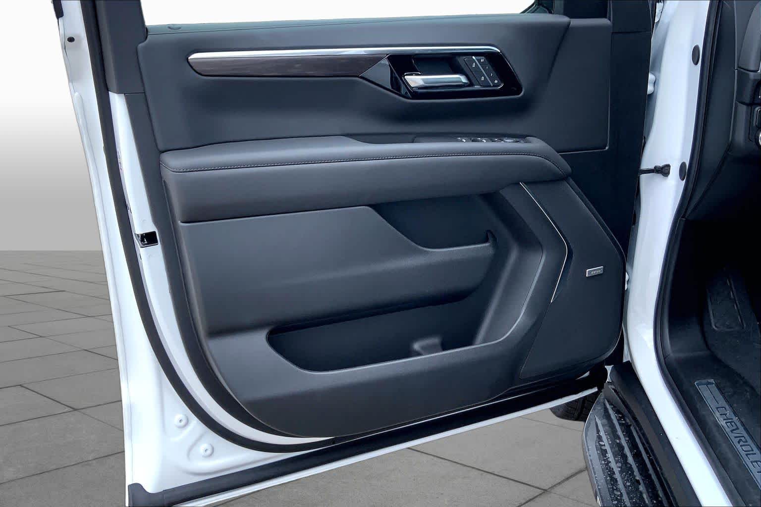 2026 Chevrolet Suburban LT - Photo 11