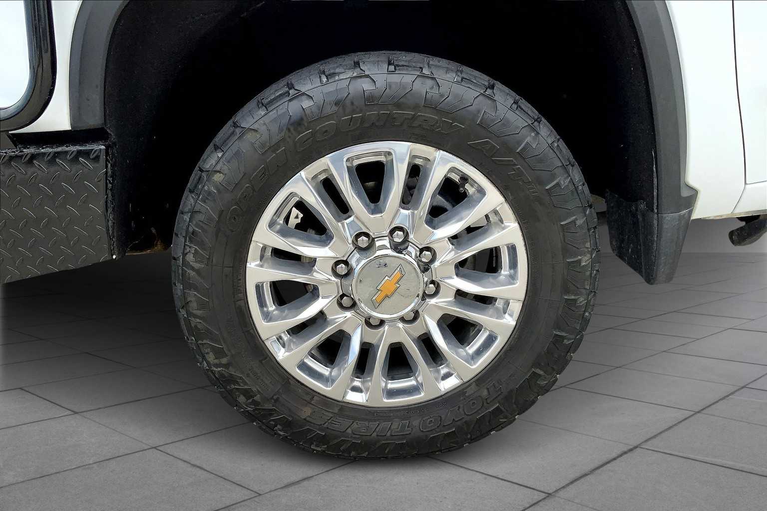 Used 2023 White Chevrolet High Country image 11