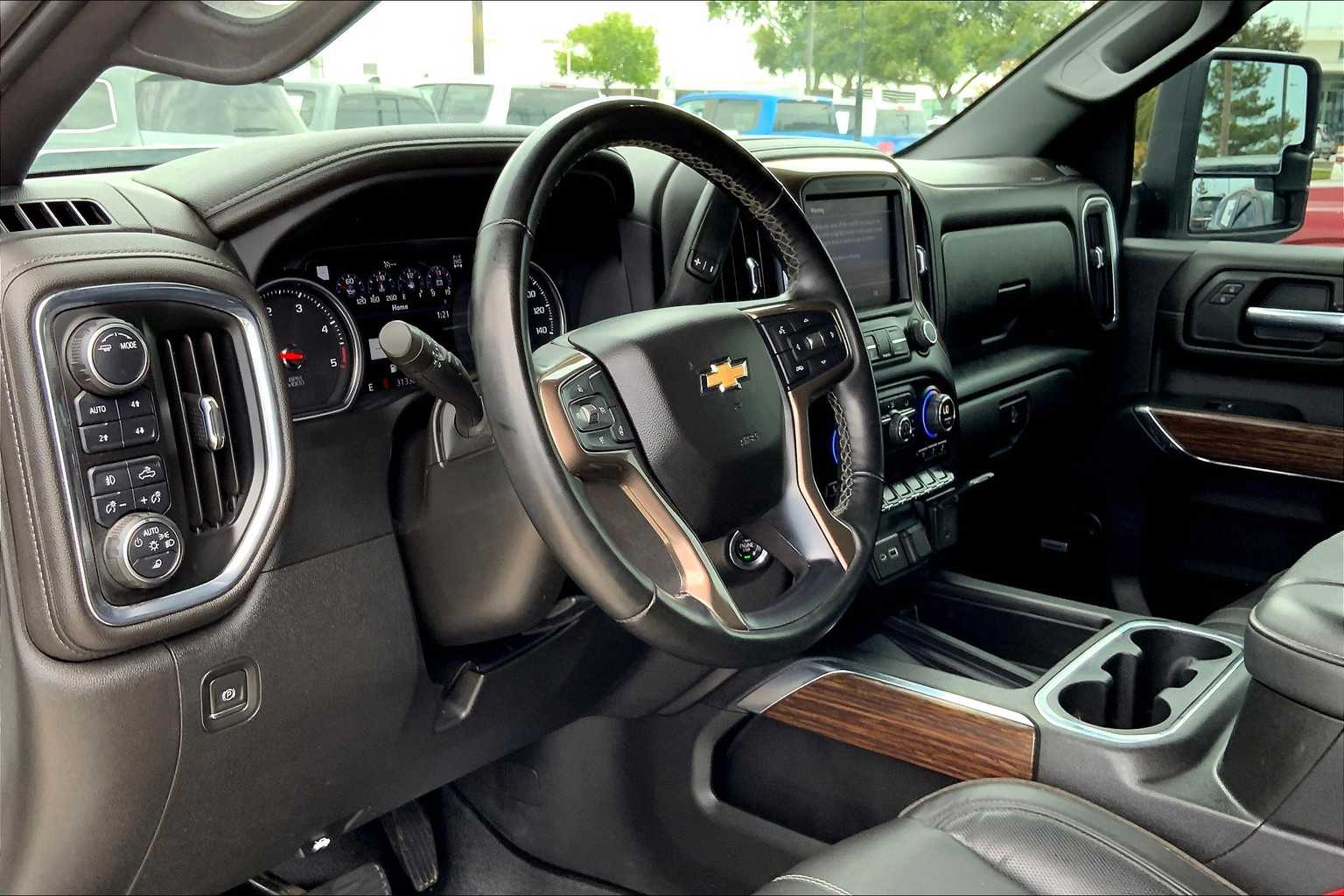Used 2023 White Chevrolet High Country image 18