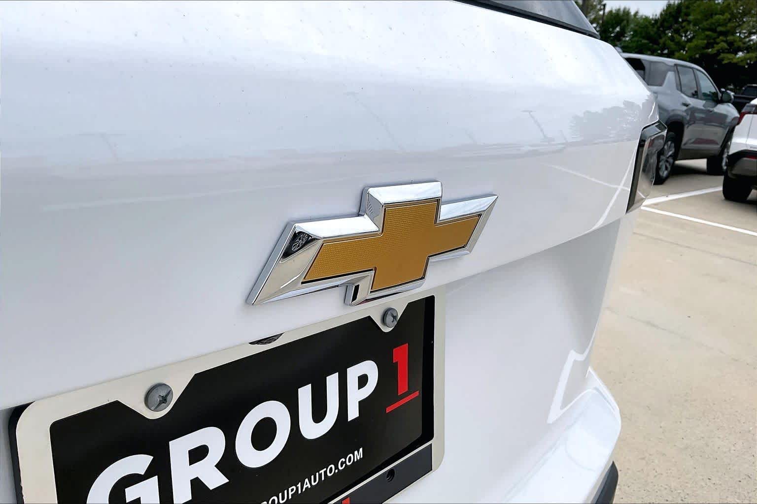 New 2027 Summit White Chevrolet LT image 15