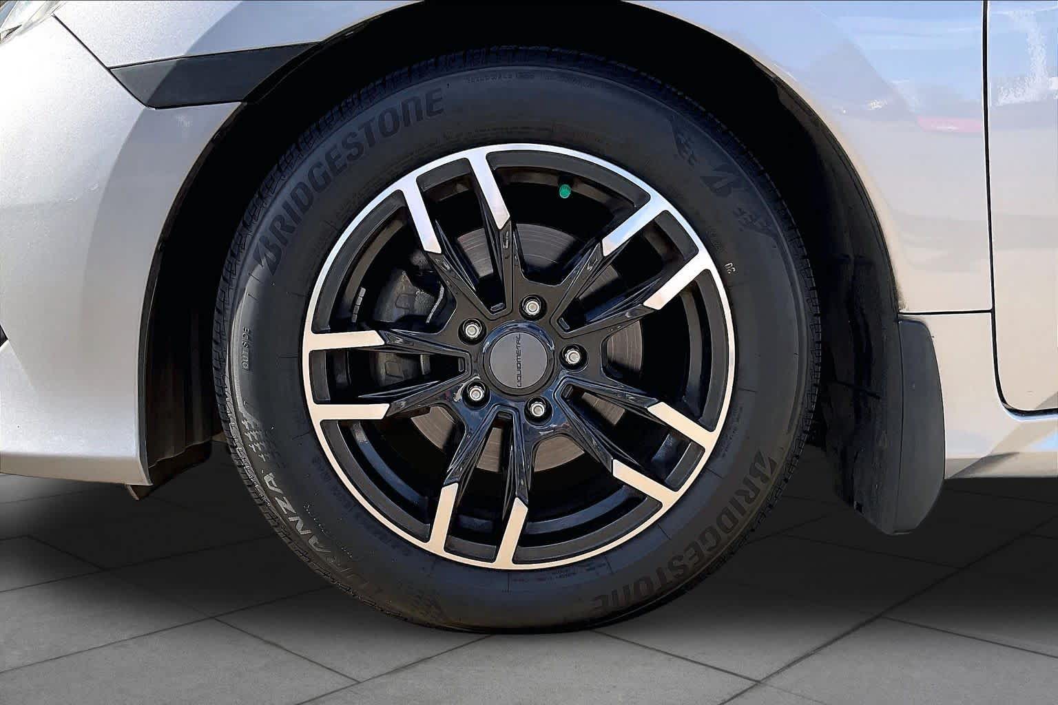 2017 Honda Civic Sedan photo 9 of 34