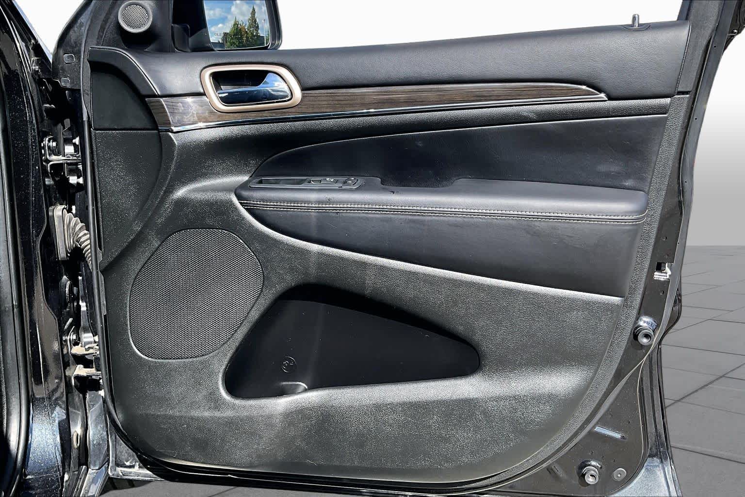 2015 Jeep Grand Cherokee photo 20 of 34