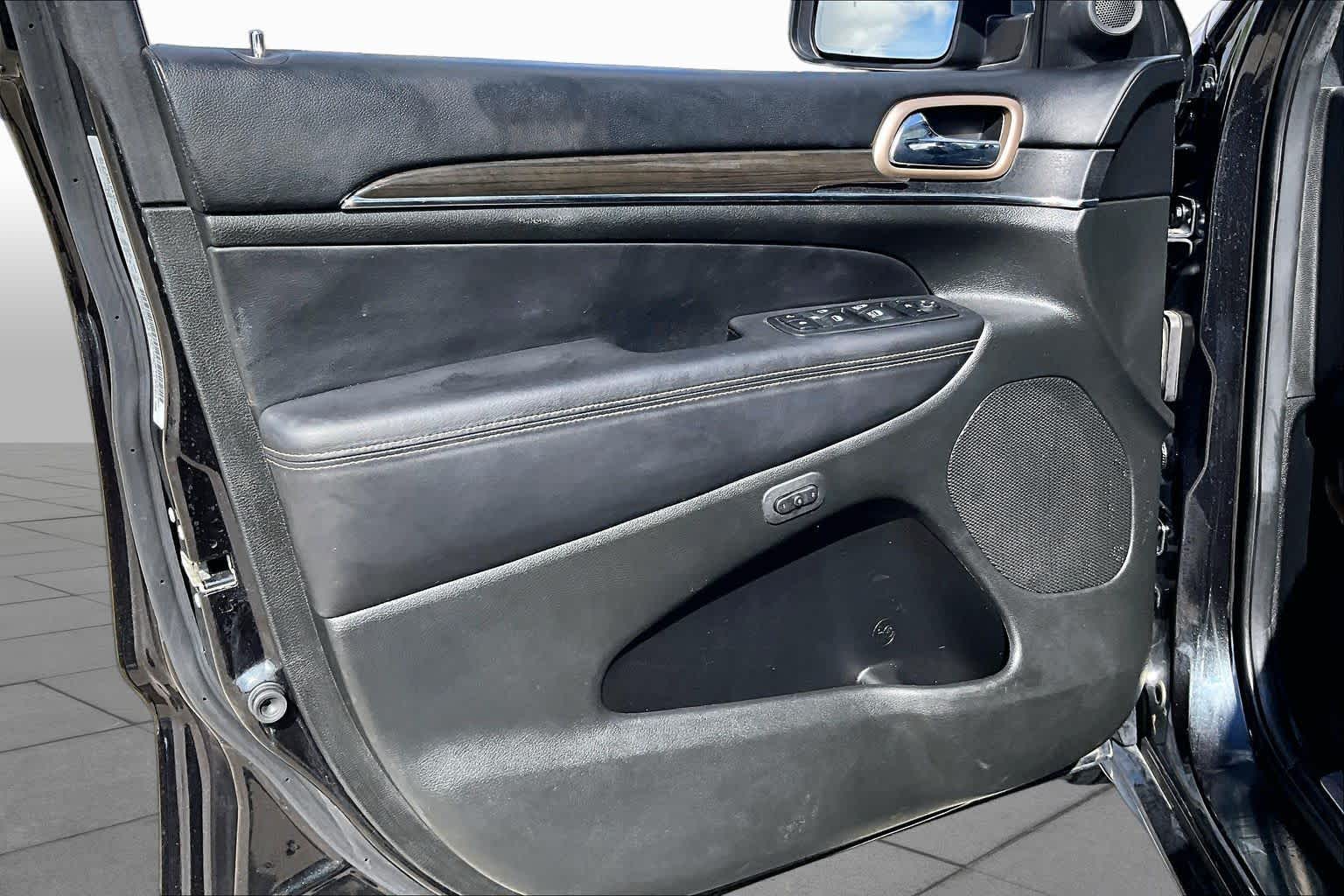 2015 Jeep Grand Cherokee photo 19 of 34