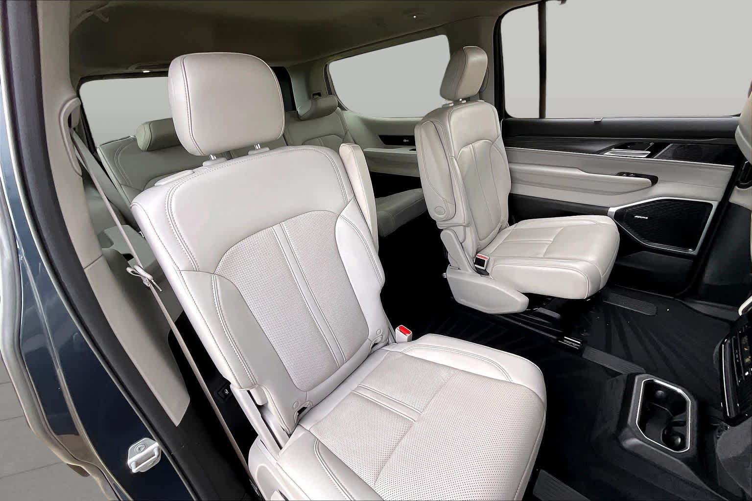 2023 Jeep Wagoneer photo 16 of 32