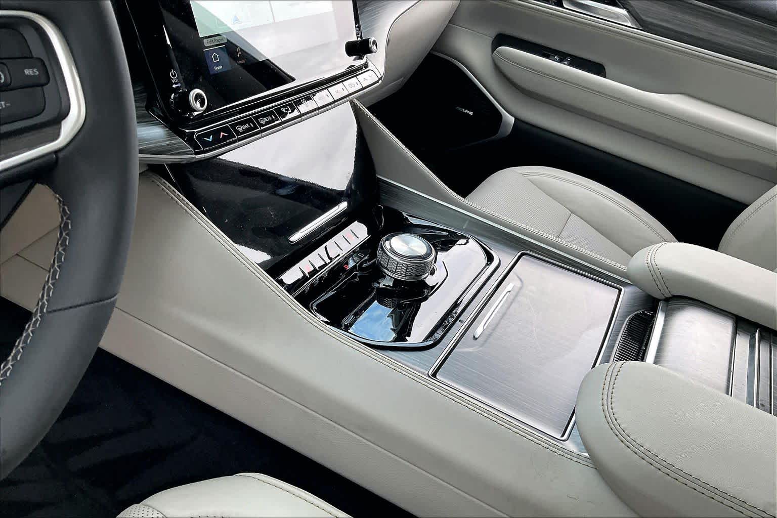 2023 Jeep Wagoneer photo 13 of 32
