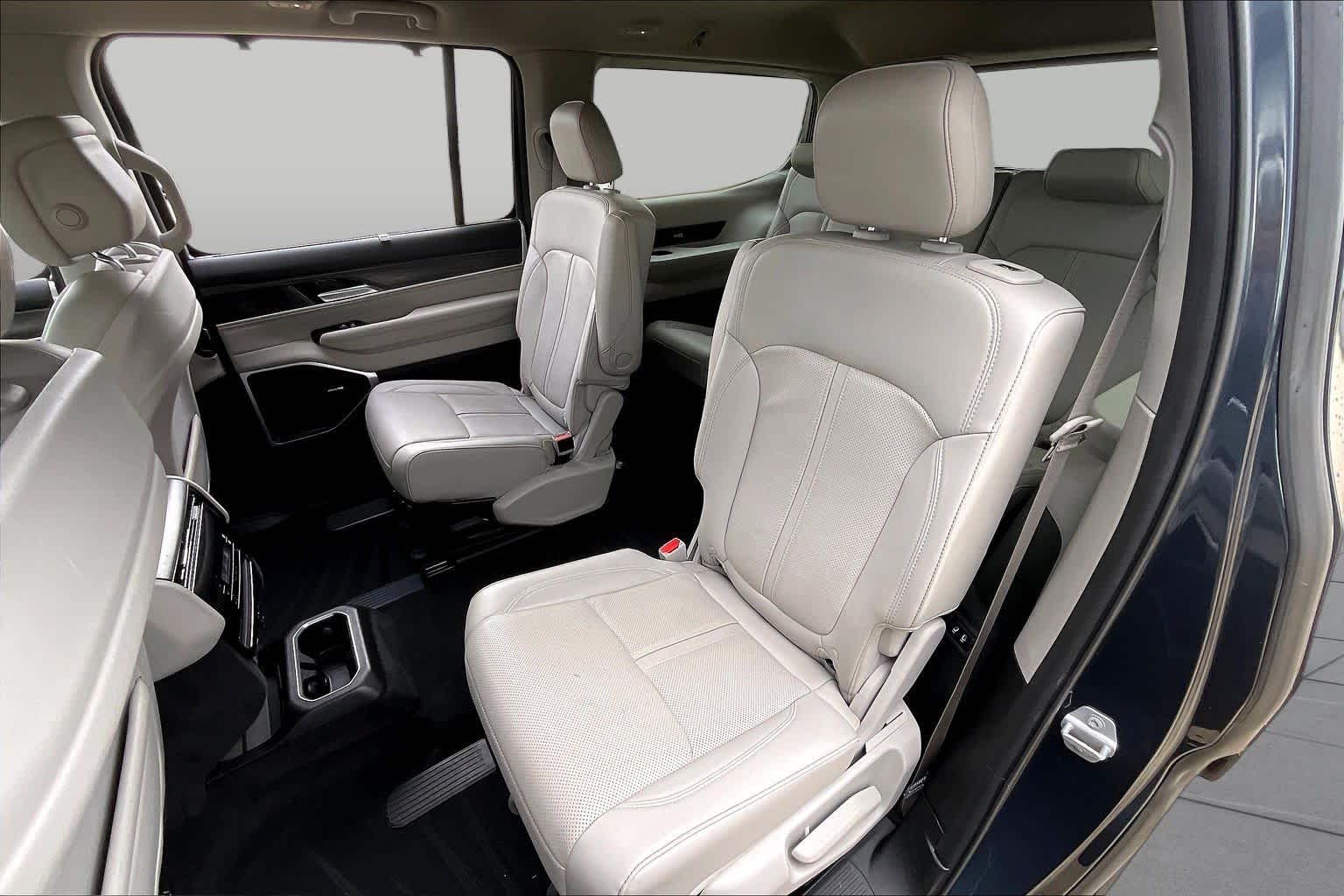 2023 Jeep Wagoneer photo 17 of 32
