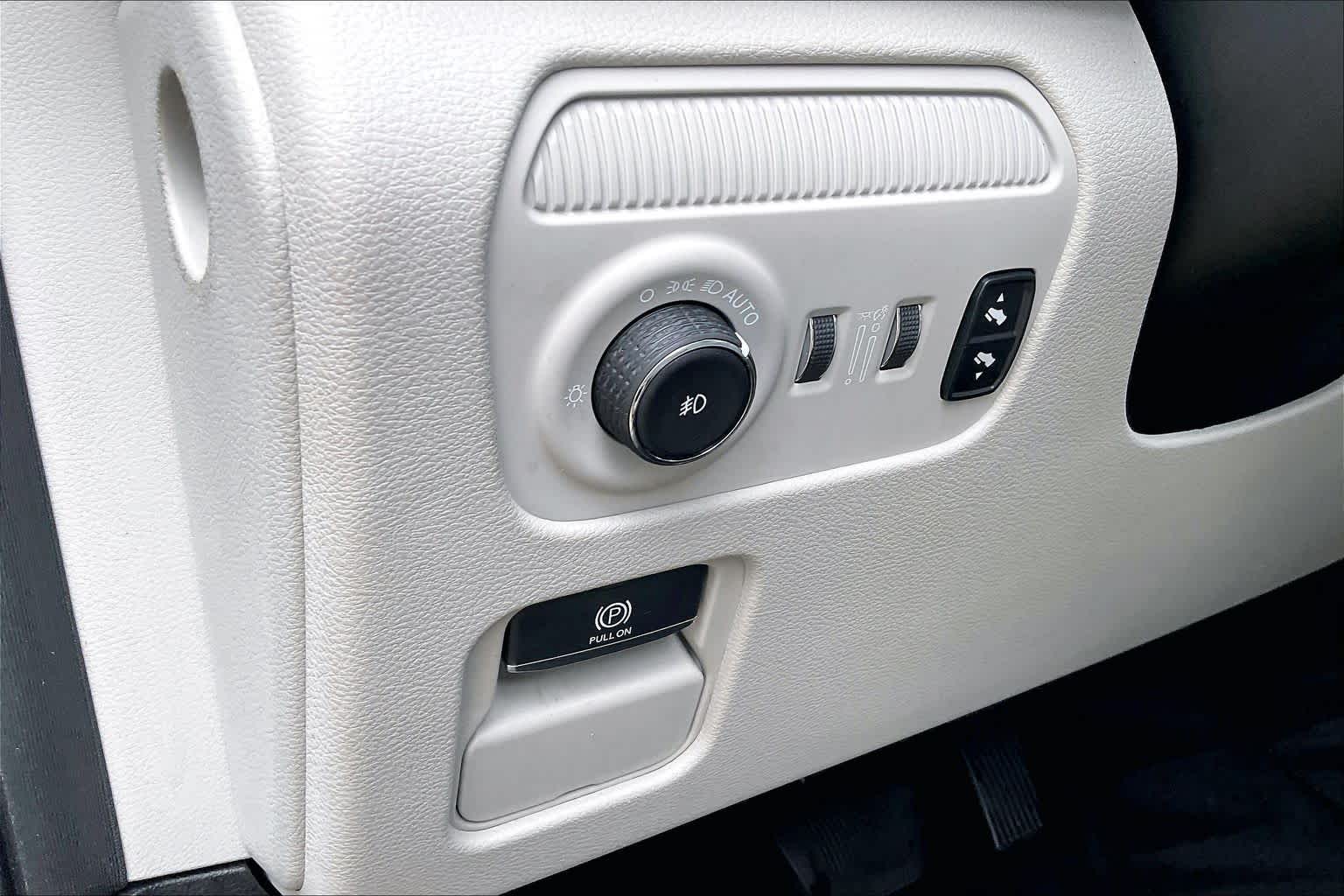 2023 Jeep Wagoneer photo 31 of 32