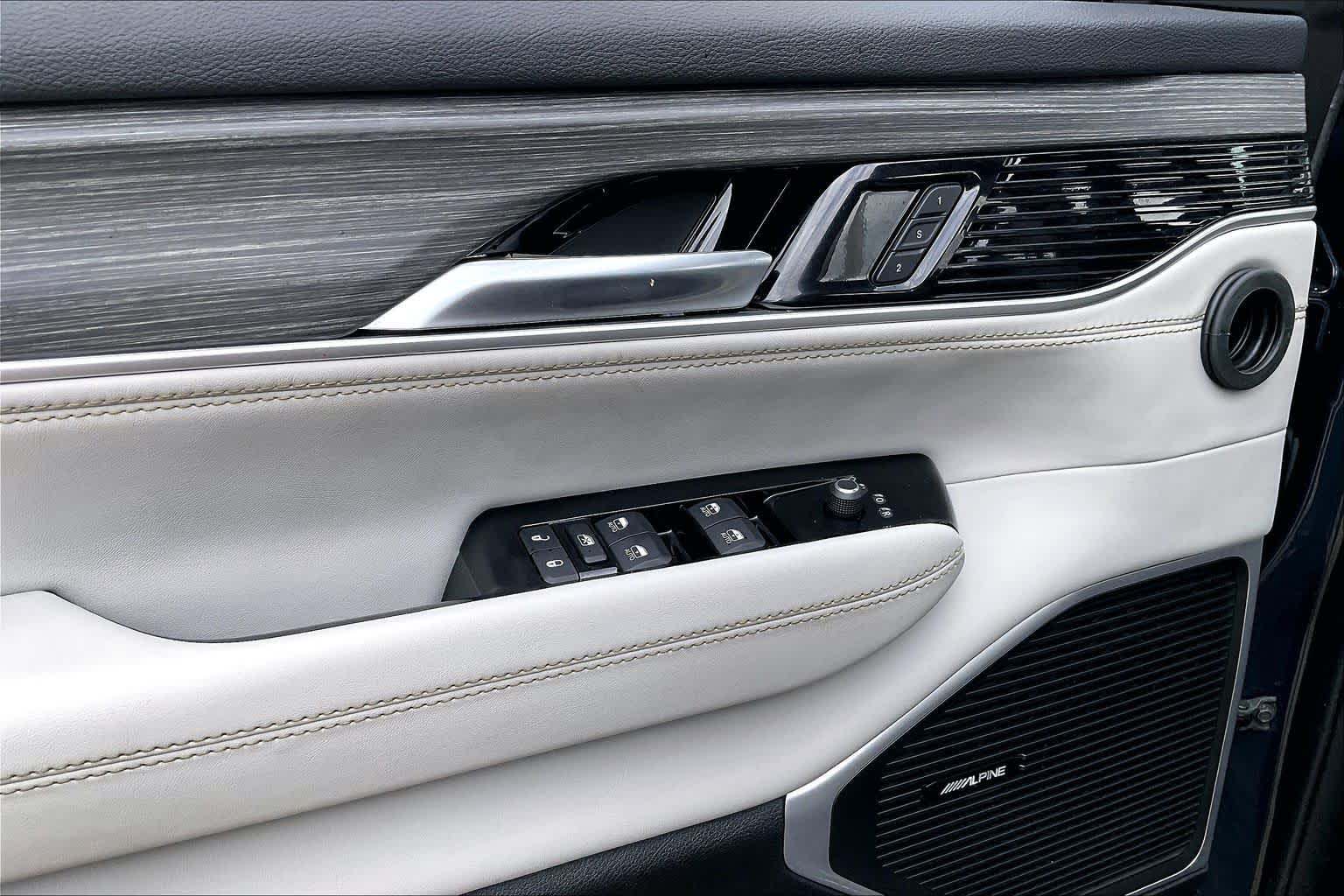 2023 Jeep Wagoneer photo 30 of 32