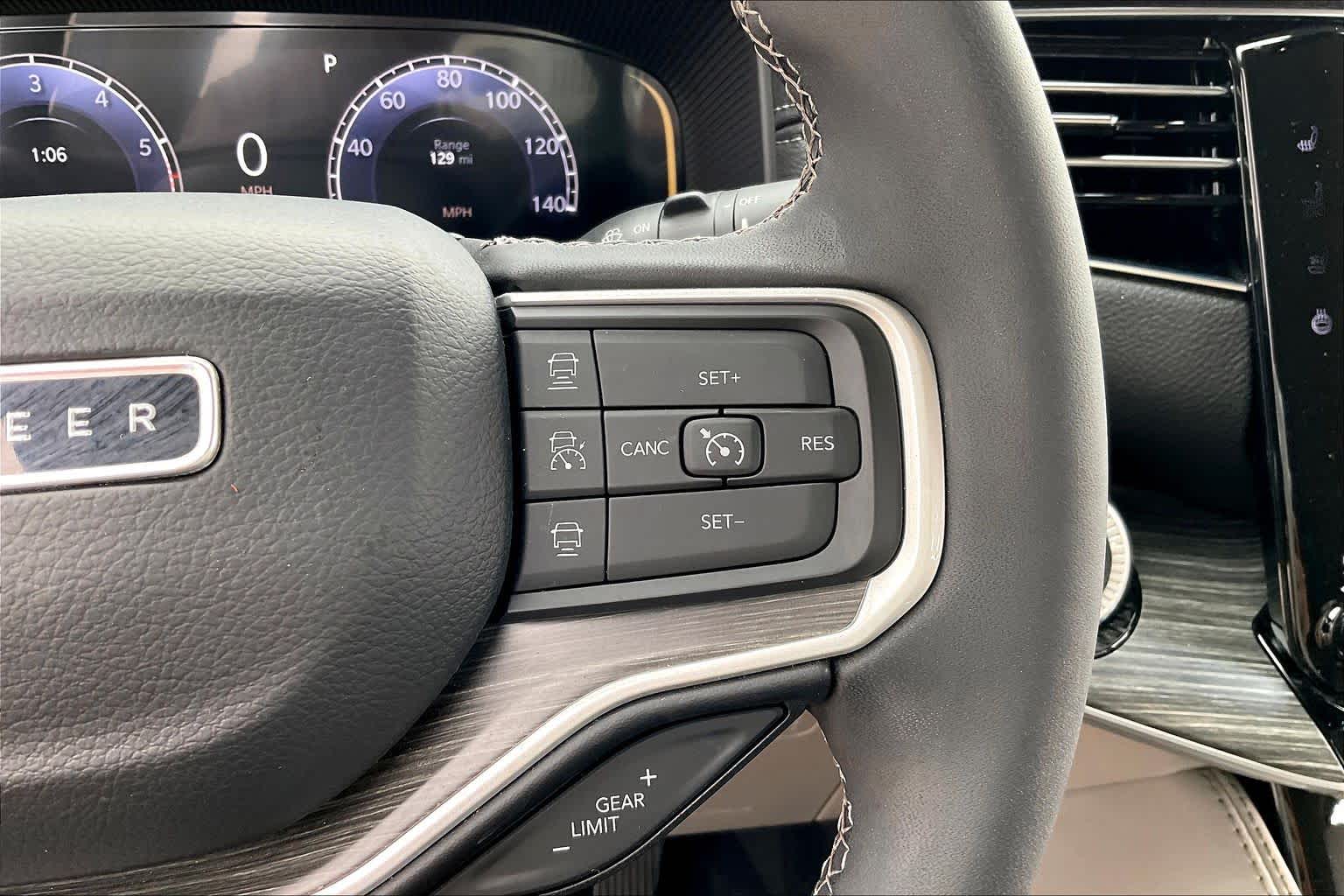 2023 Jeep Wagoneer photo 21 of 32