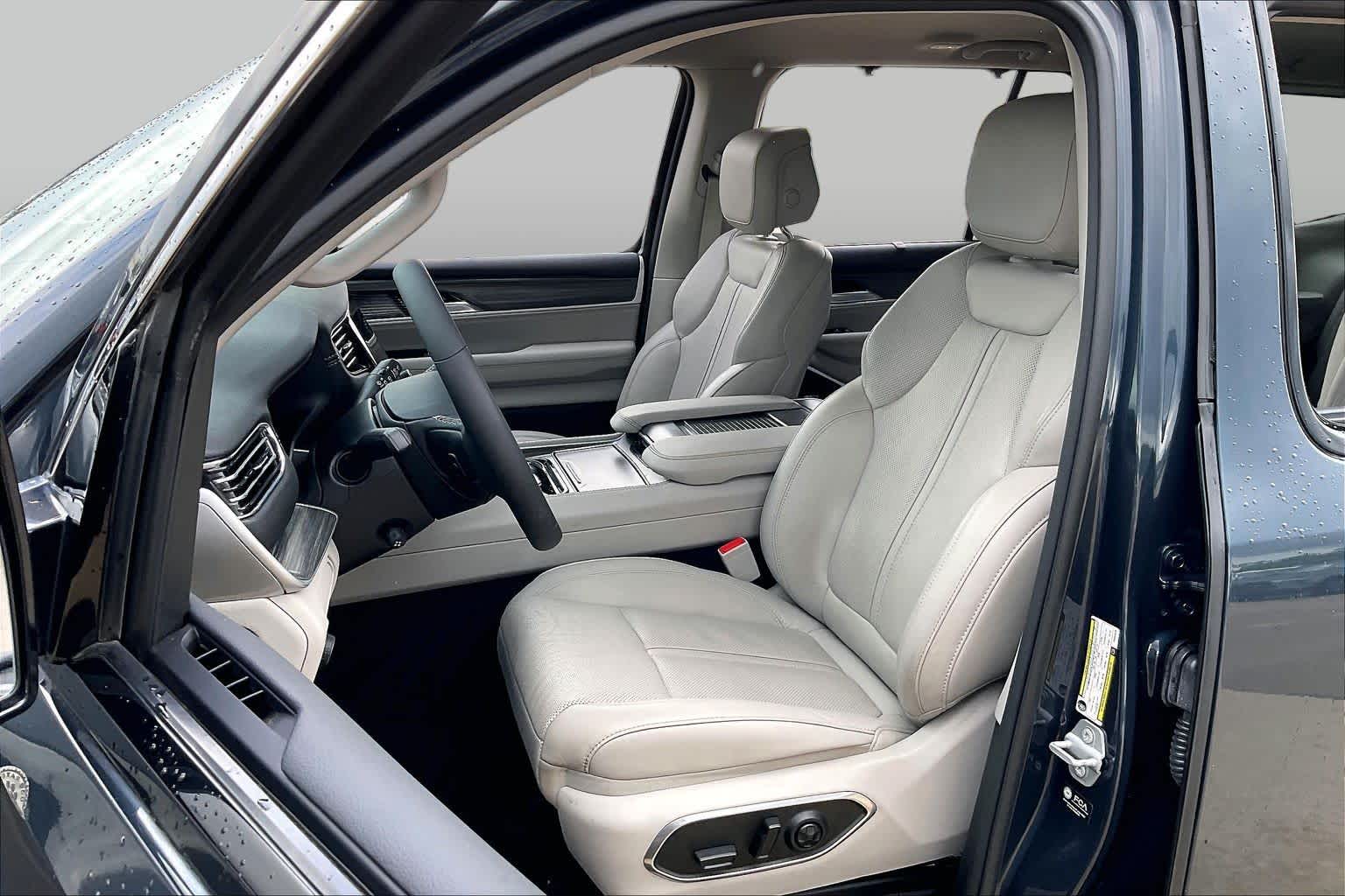 2023 Jeep Wagoneer photo 6 of 32