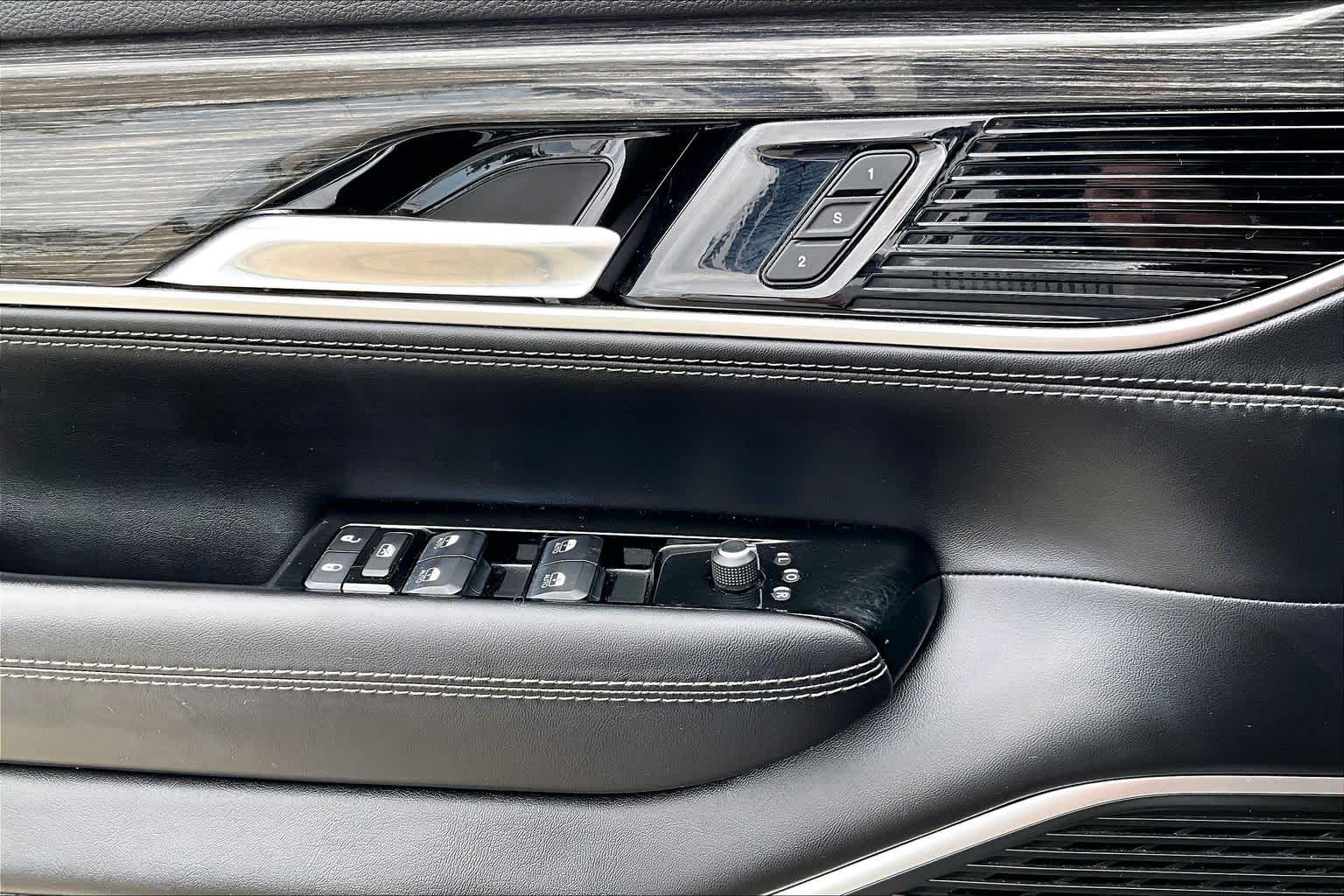 2022 Jeep Wagoneer photo 34 of 35