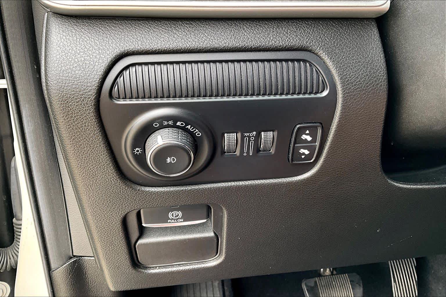 2022 Jeep Wagoneer photo 33 of 35