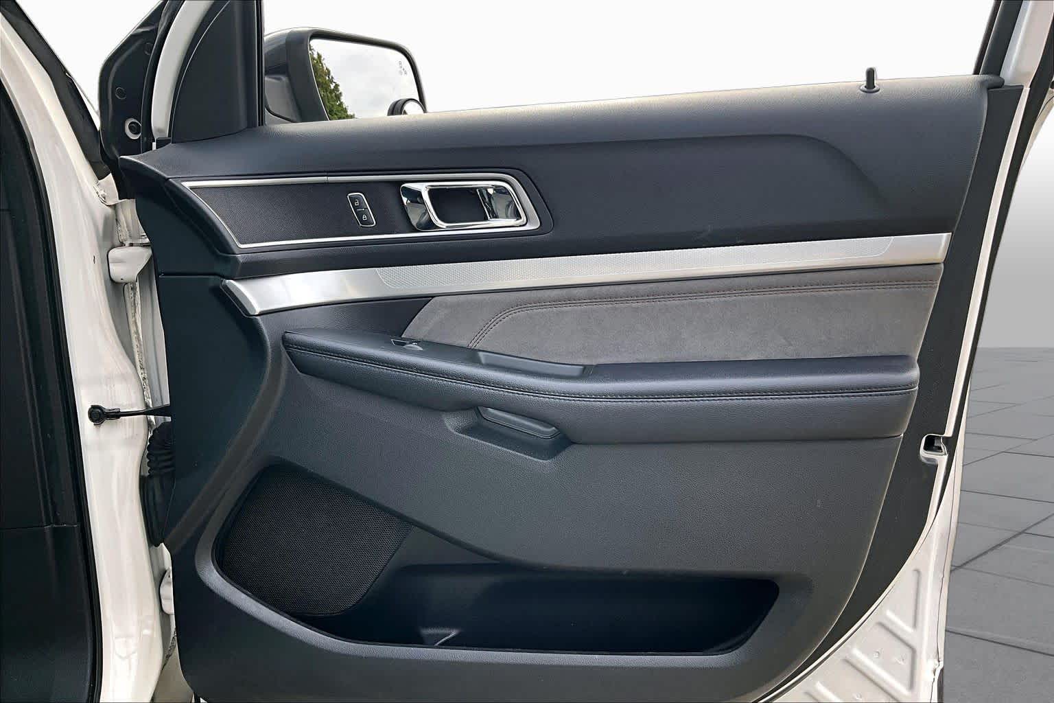 2017 Ford Explorer photo 21 of 33